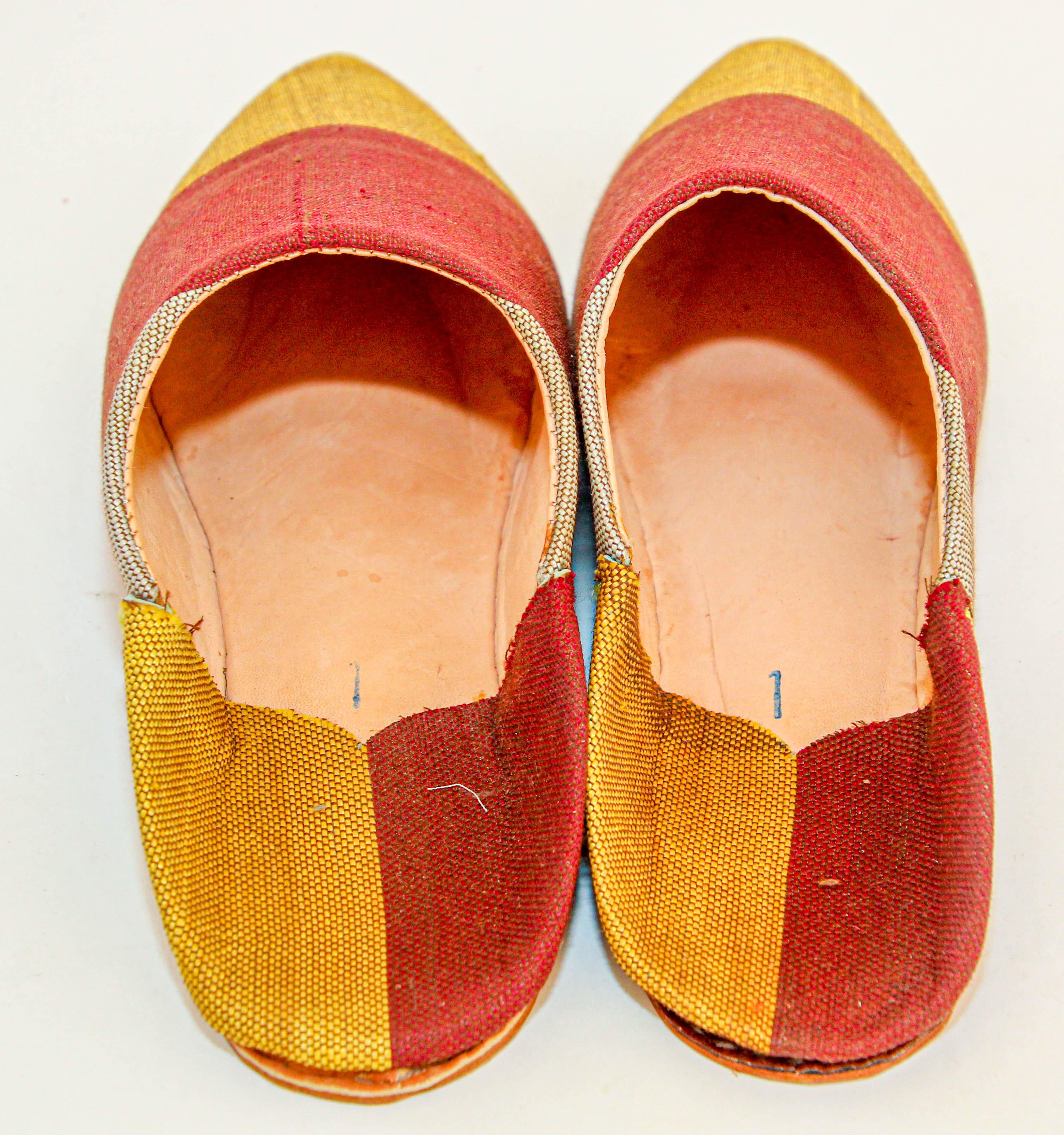 Women's or Men's Moroccan Silk Slippers Babouches from Marrakech Pointed Flat Mules Red and Gold For Sale