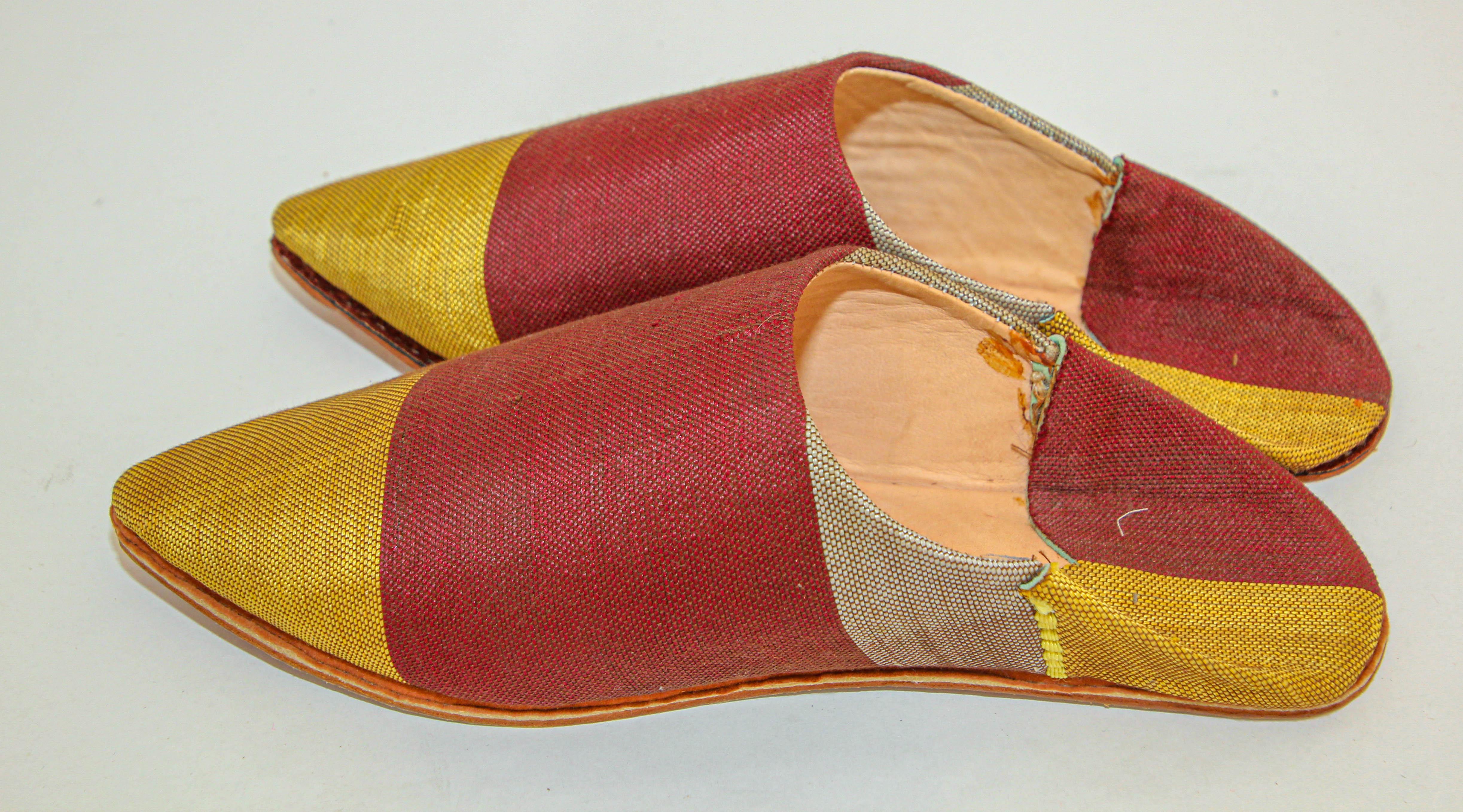Moroccan Silk Slippers Babouches from Marrakech Pointed Flat Mules Red and Gold For Sale 1