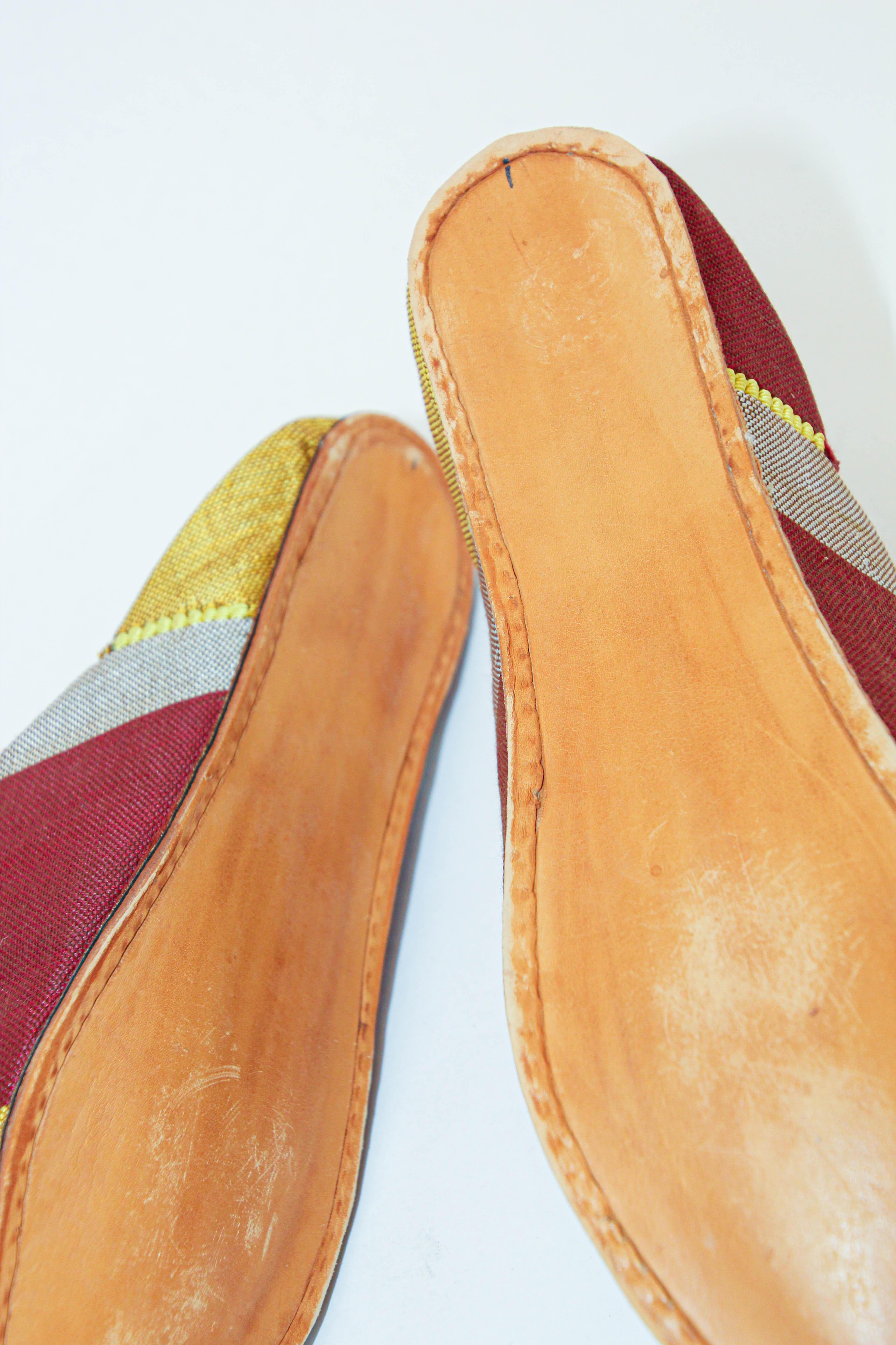 Moroccan Silk Slippers Babouches from Marrakech Pointed Flat Mules Red and Gold For Sale 2