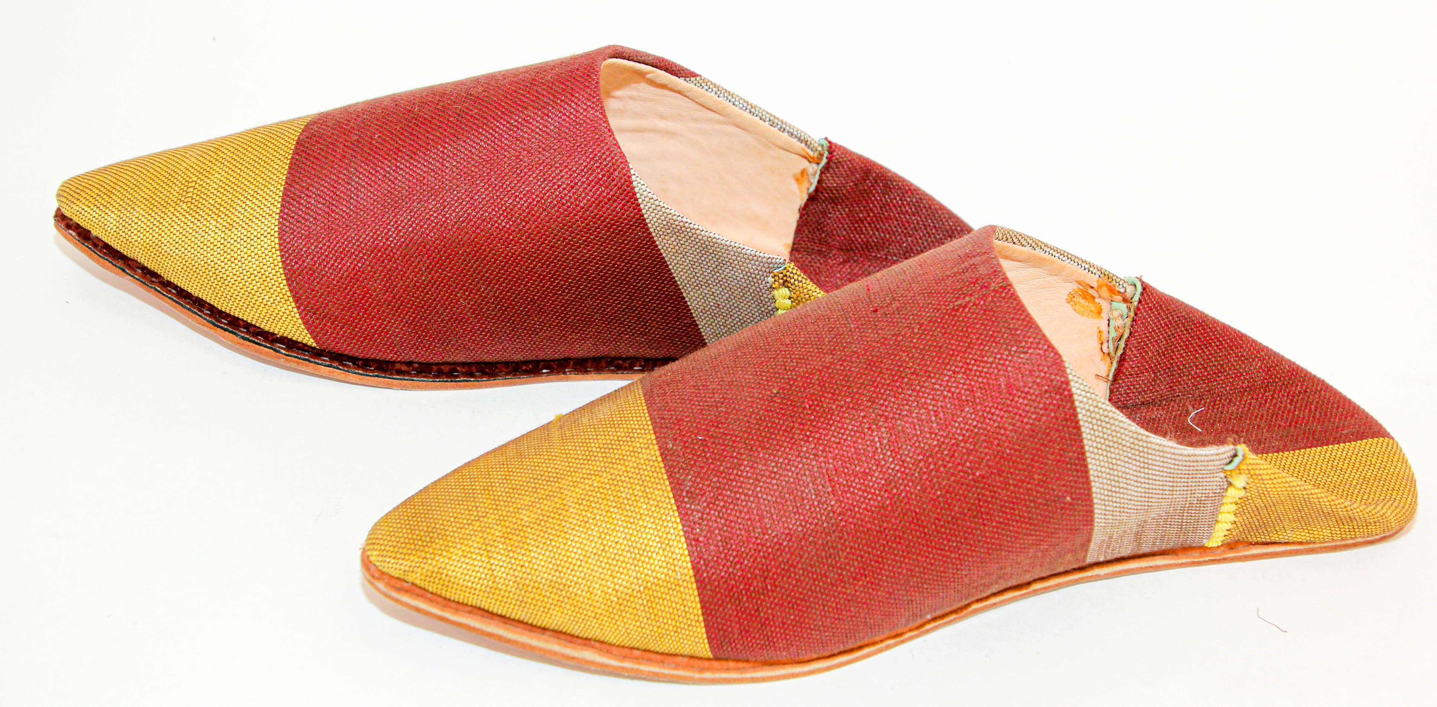 Moroccan Silk Slippers Babouches from Marrakech Pointed Flat Mules Red and Gold For Sale 3