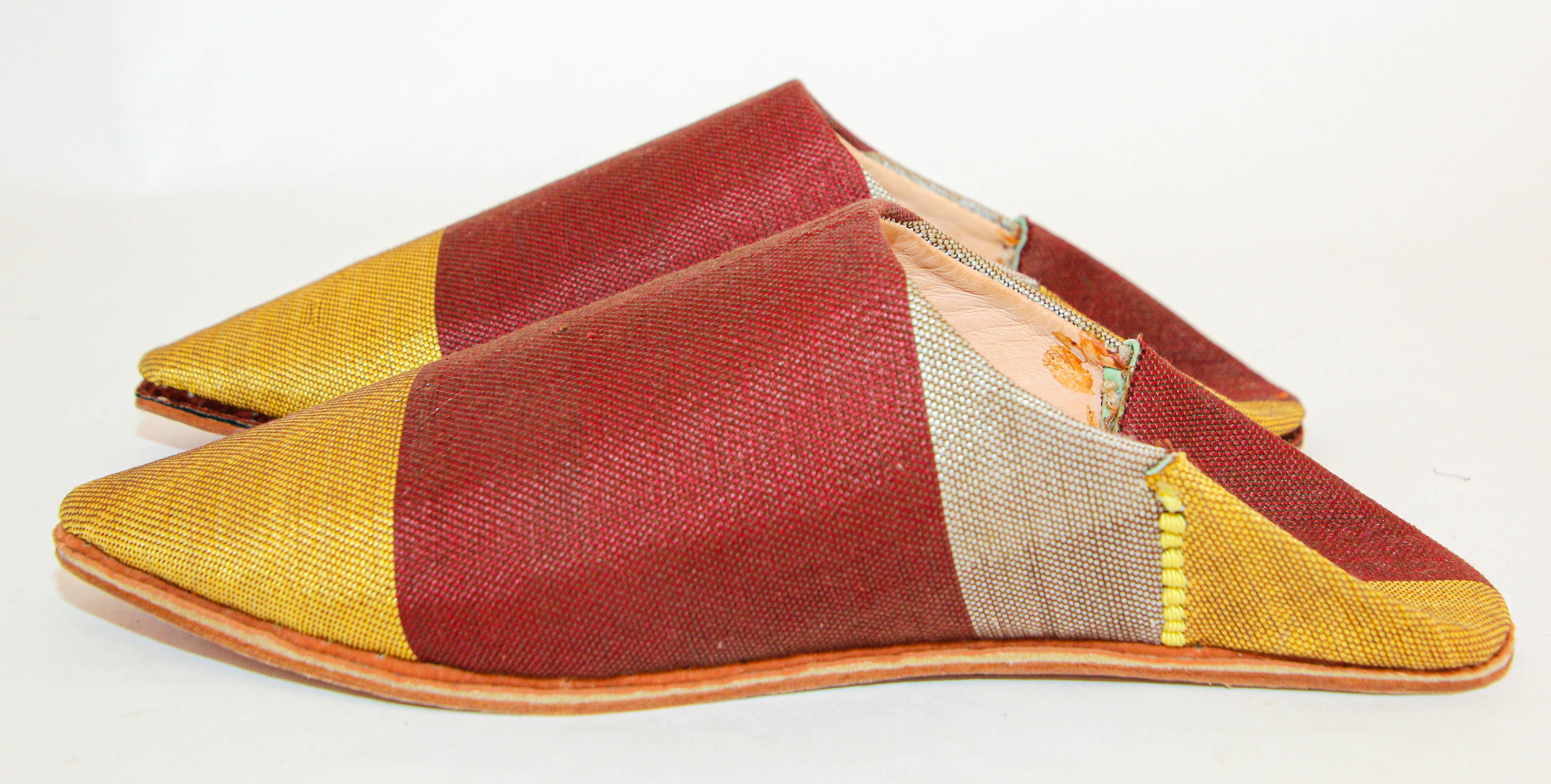 Moroccan Silk Slippers Babouches from Marrakech Pointed Flat Mules Red and Gold For Sale 4
