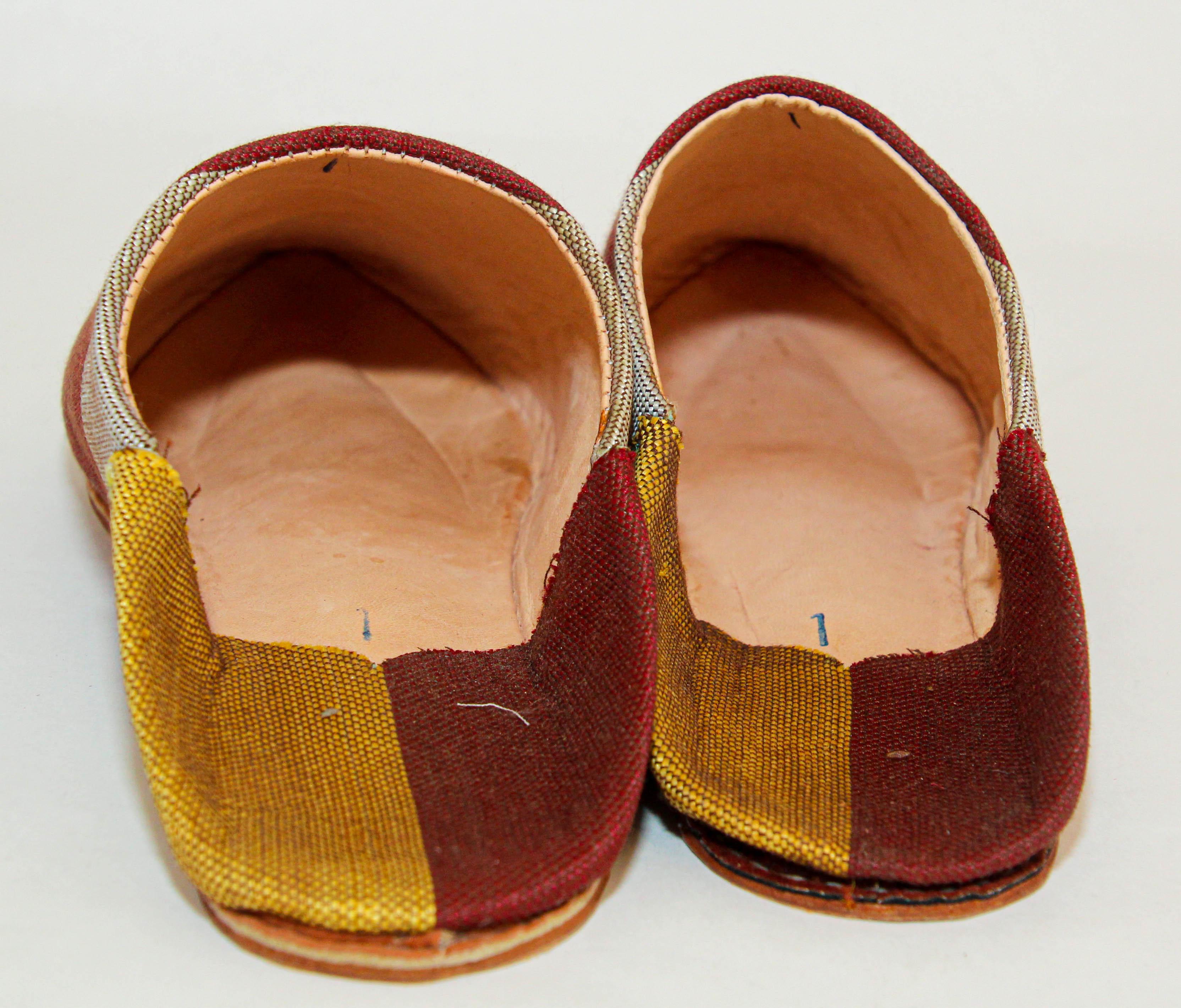 Moroccan Silk Slippers Babouches from Marrakech Pointed Flat Mules Red and Gold For Sale 5