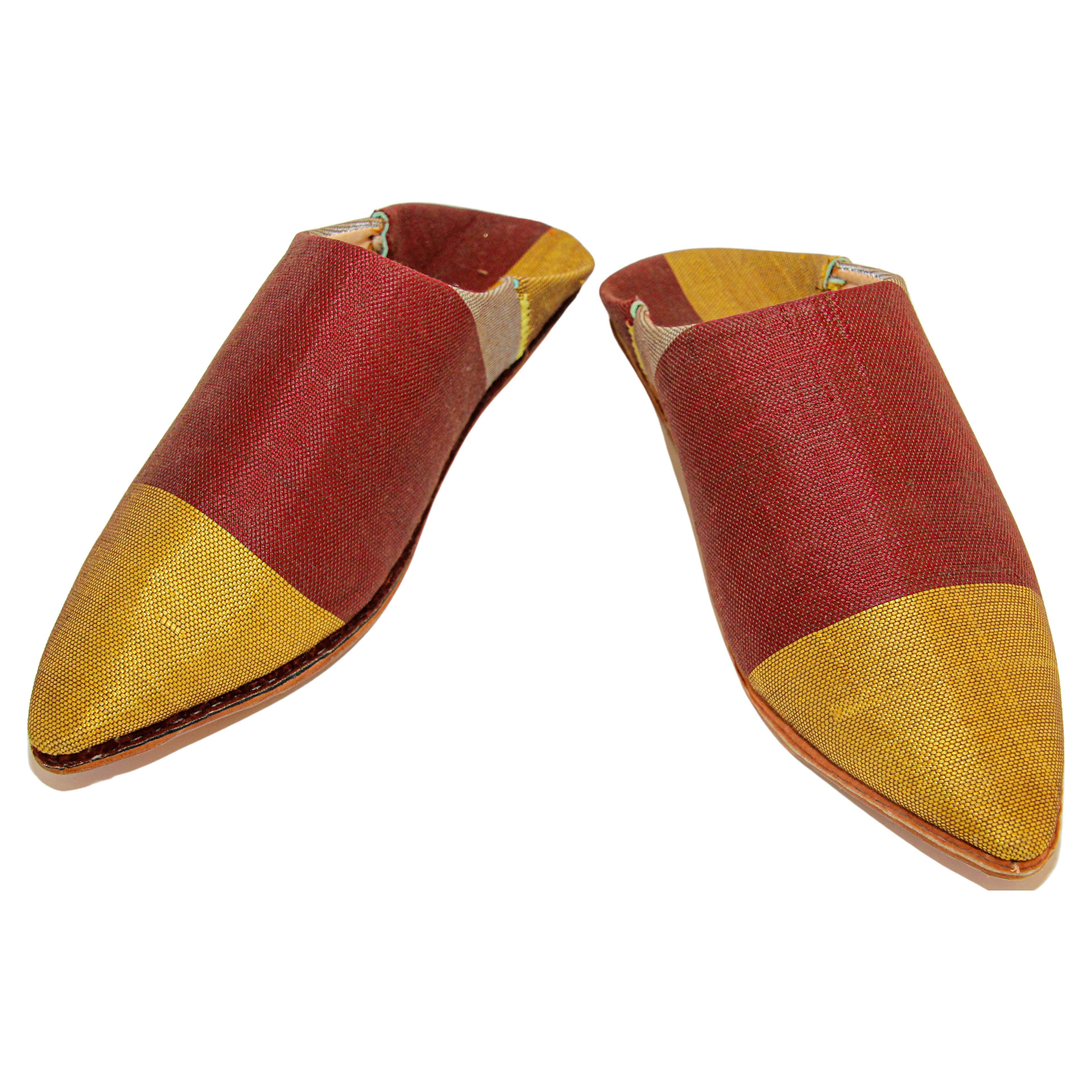 Moroccan Silk Slippers Babouches from Marrakech Pointed Flat Mules Red and Gold For Sale