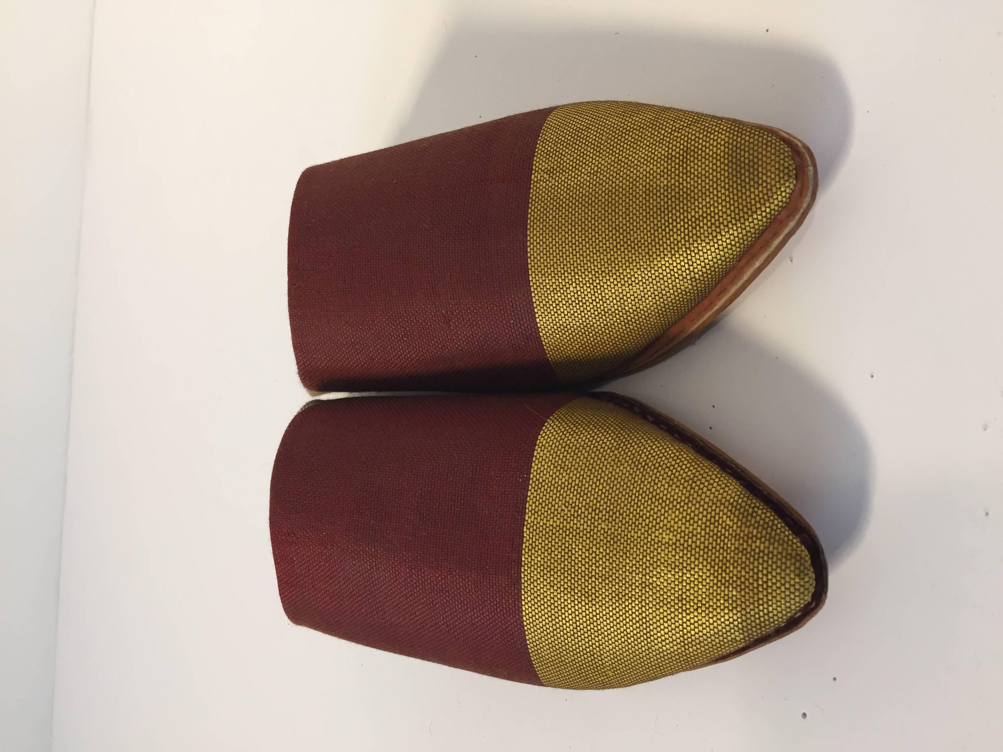 These Moroccan silk slippers are handmade to perfection the inside sole is crafted of soft leather.
hand-sewn leather sole.
You won't want to take the Moroccan babouches off your feet!
Moroccan slippers to wear around the pool or at the beach just