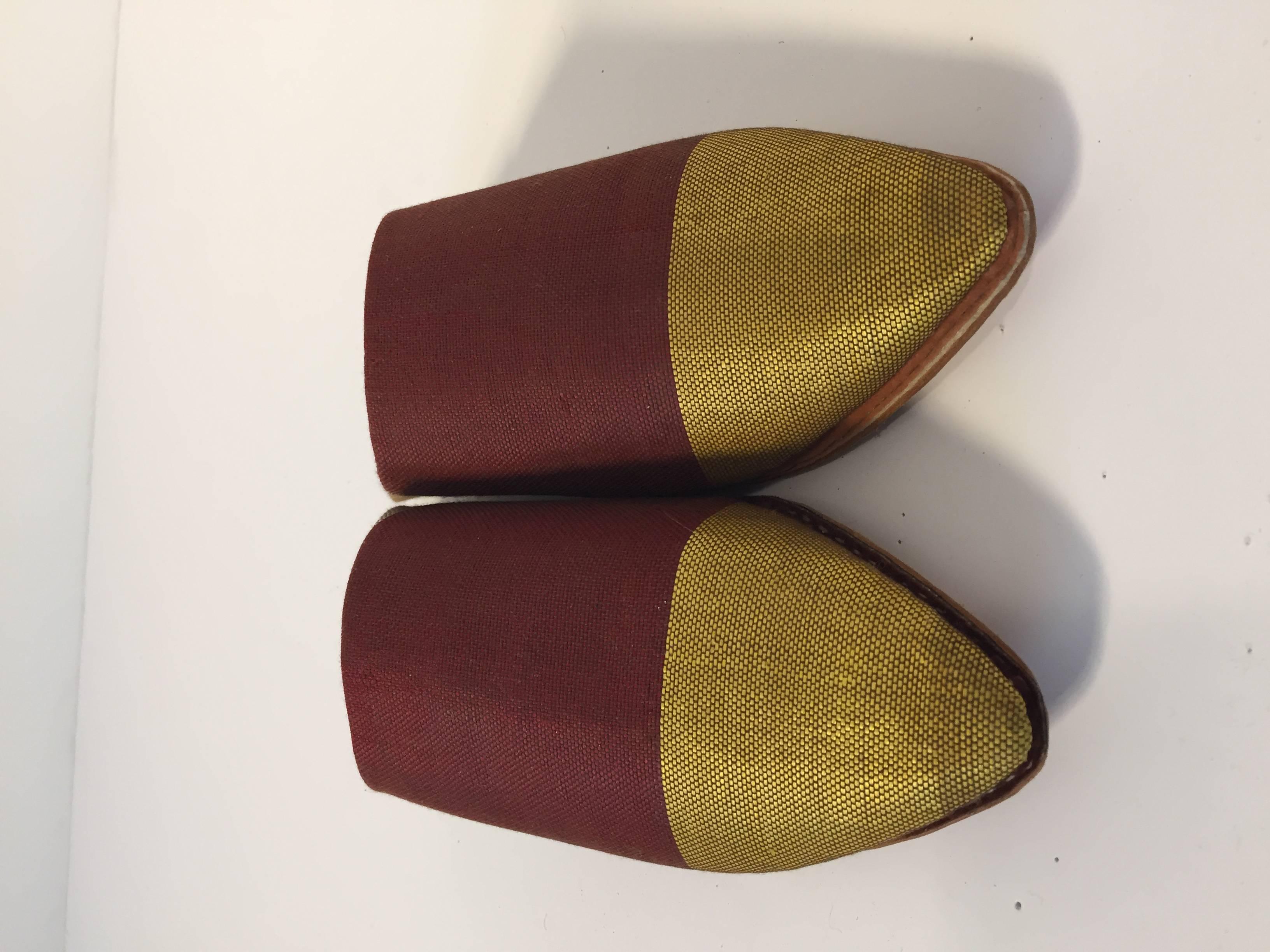 These Moroccan silk slippers are handmade to perfection the inside sole is crafted of soft leather.
These shoes are the traditional Moroccan shoes, all hand made with hand-sewn leather sole.
You won't want to take the Moroccan babouches off your