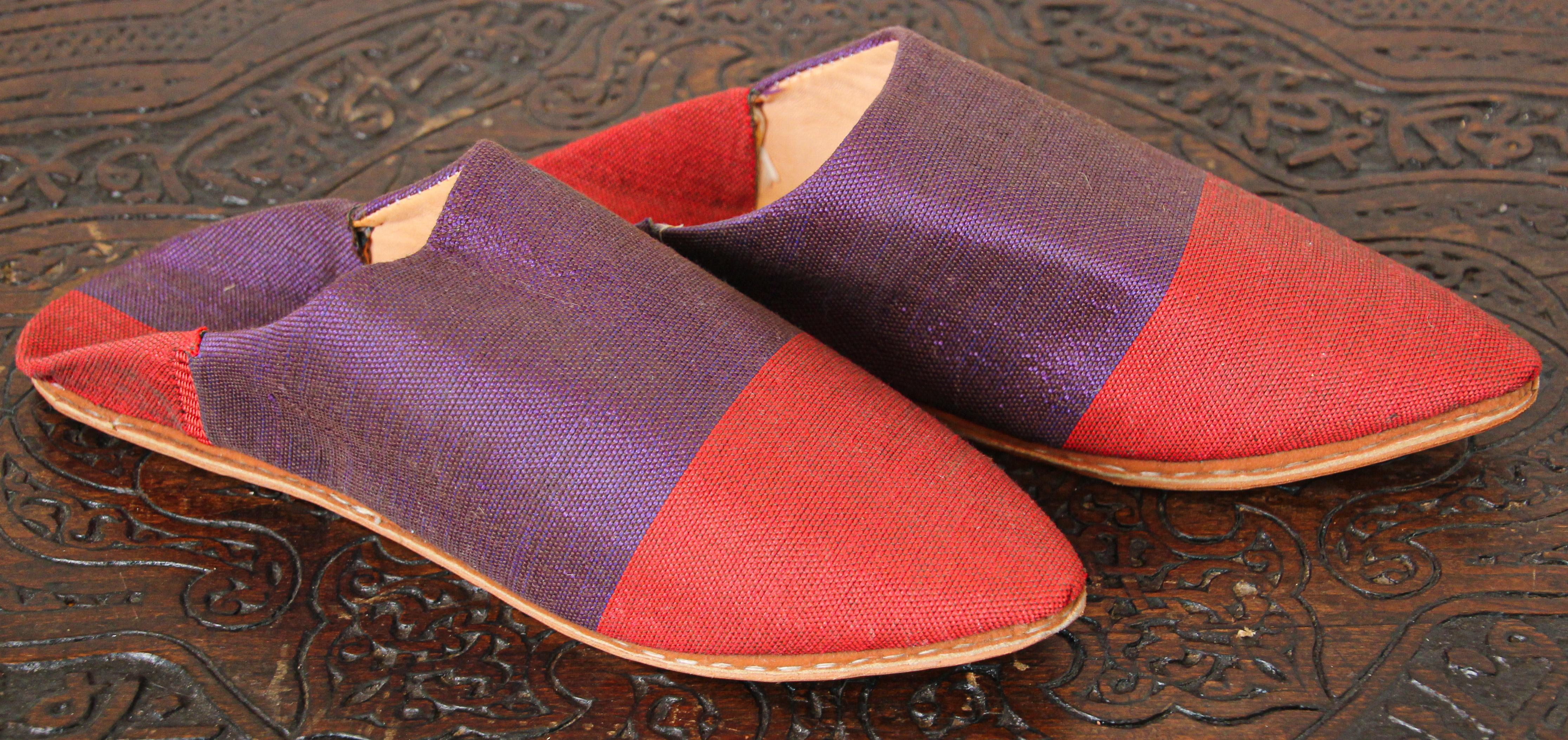 These Moroccan silk slippers are handmade to perfection the inside sole is crafted of soft leather.
hand-sewn leather sole.
You won't want to take the Moroccan babouches off your feet!
Moroccan slippers to wear around the pool or at the beach just