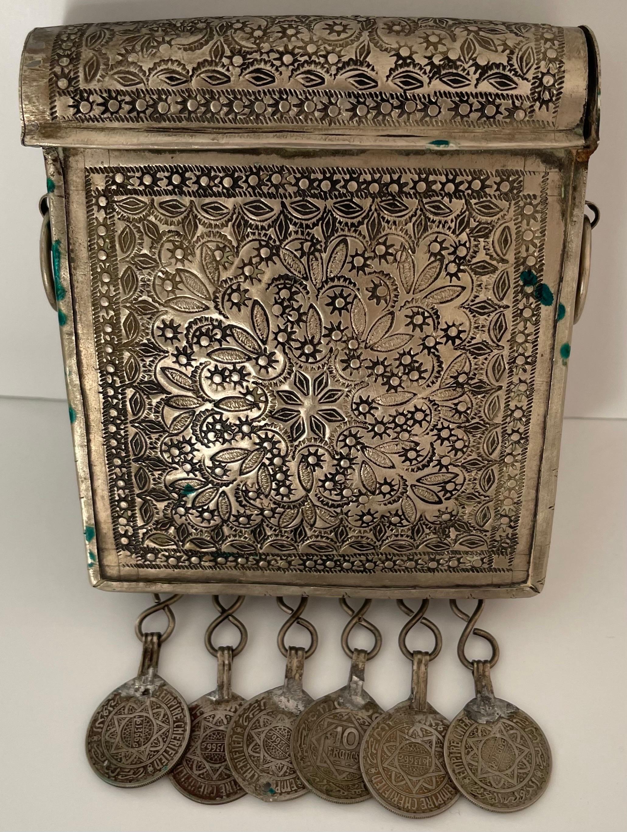 Moroccan Silver Metal Coin Purse In Good Condition In Stamford, CT