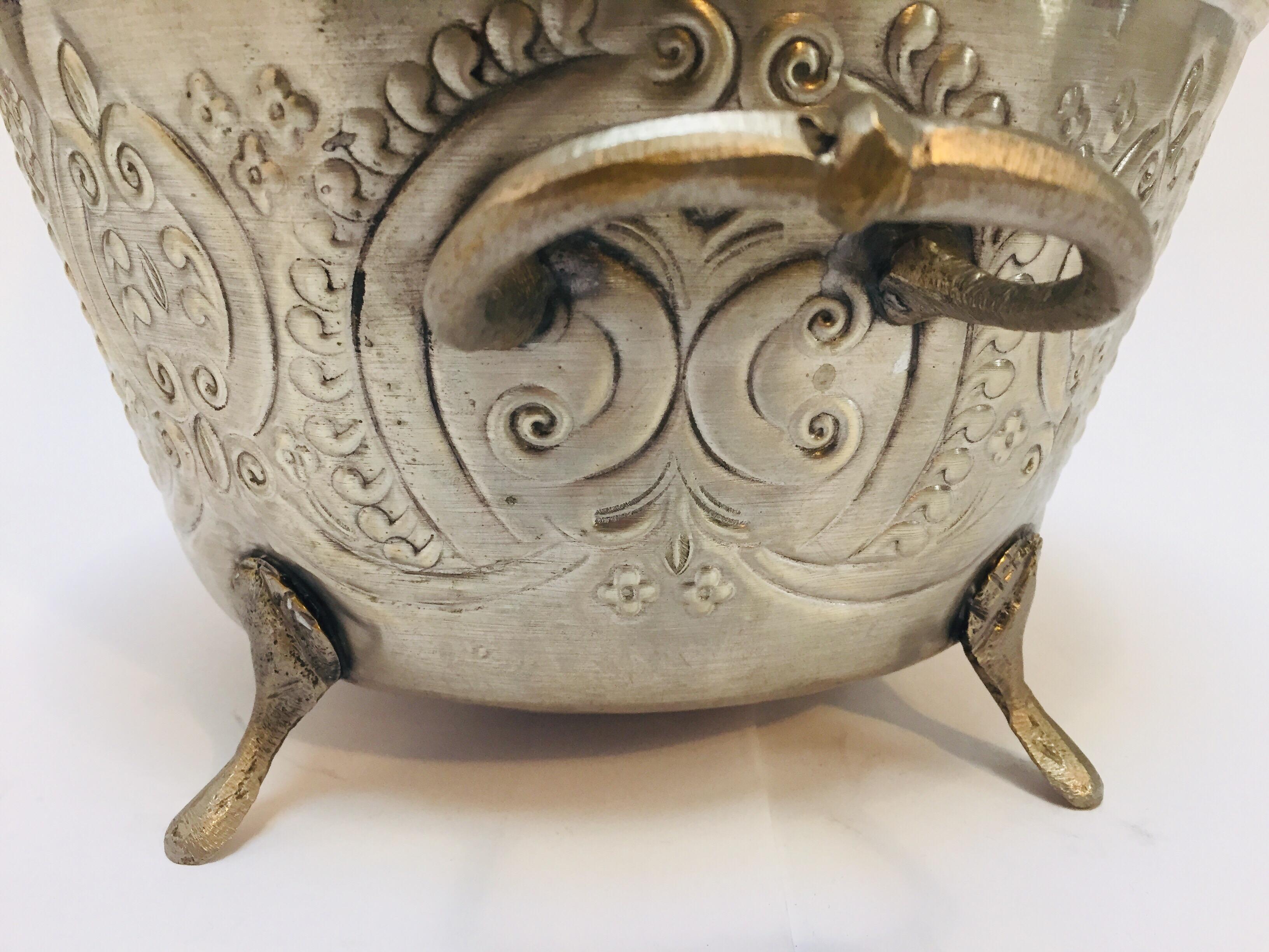 20ième siècle Plat à servir marocain en argent repoussé Tajine avec couvercle