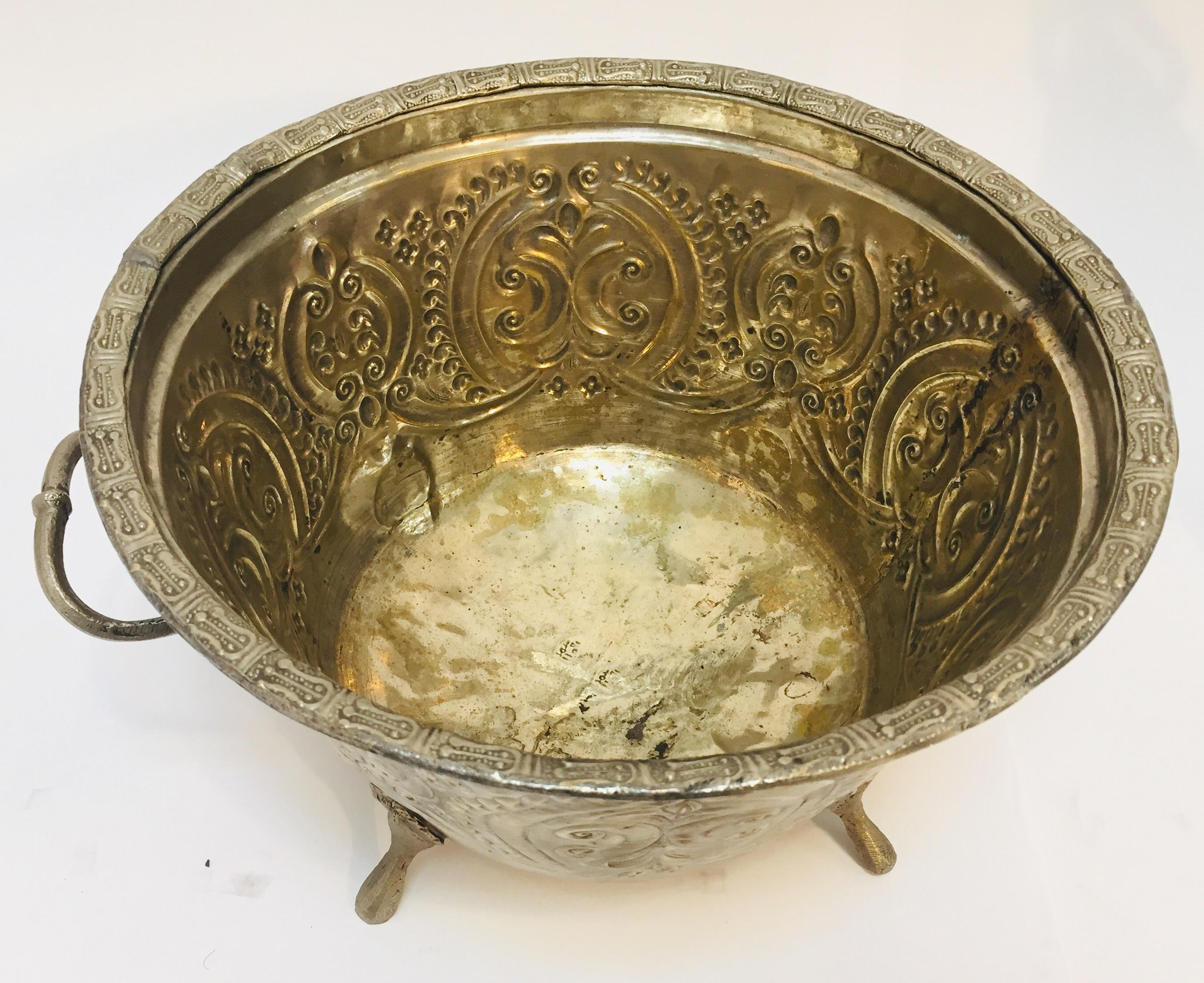 Plat à servir marocain en argent repoussé Tajine avec couvercle 3