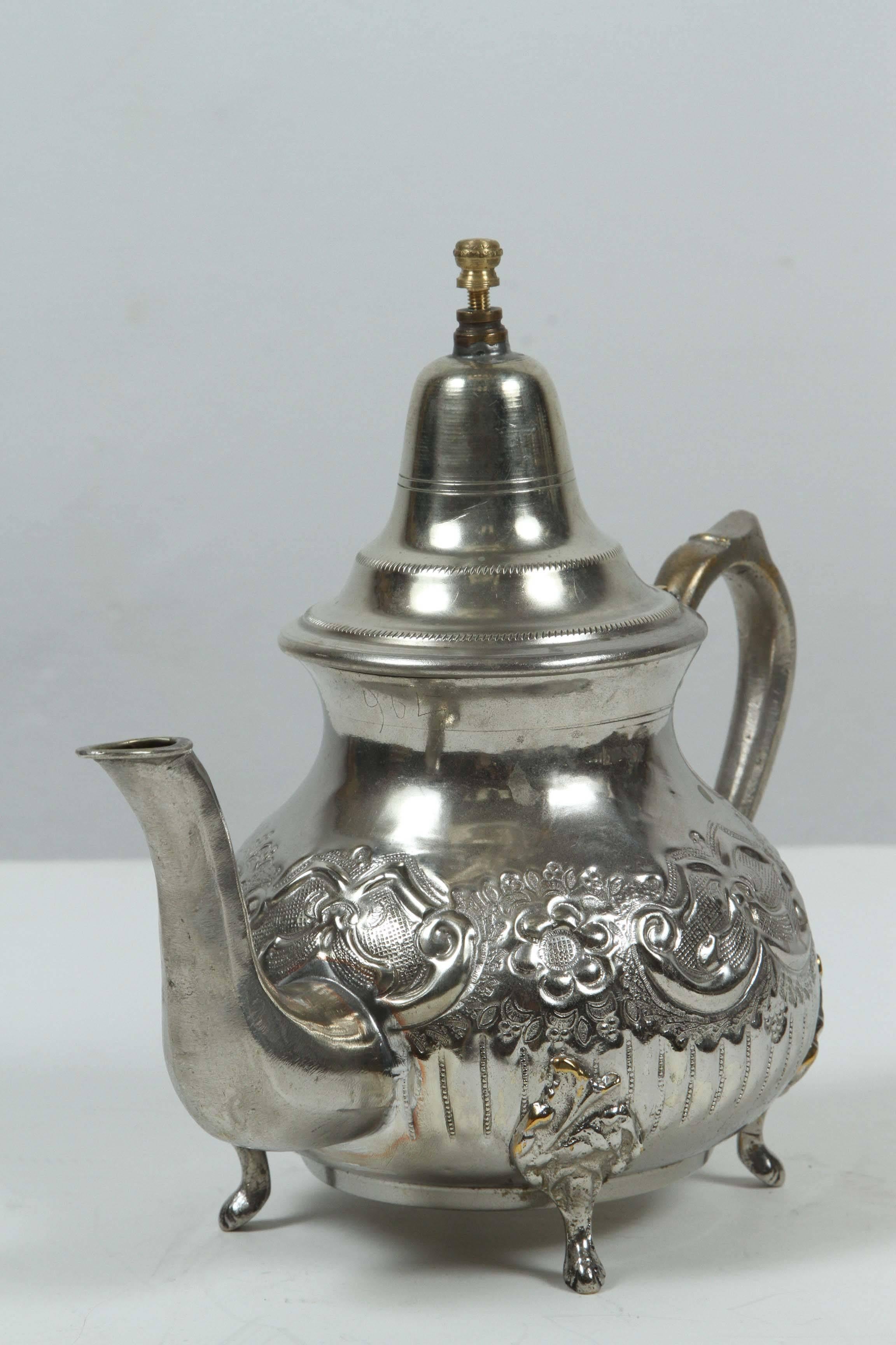 Marokkanische versilberte Teekanne aus Metall (Maurisch) im Angebot