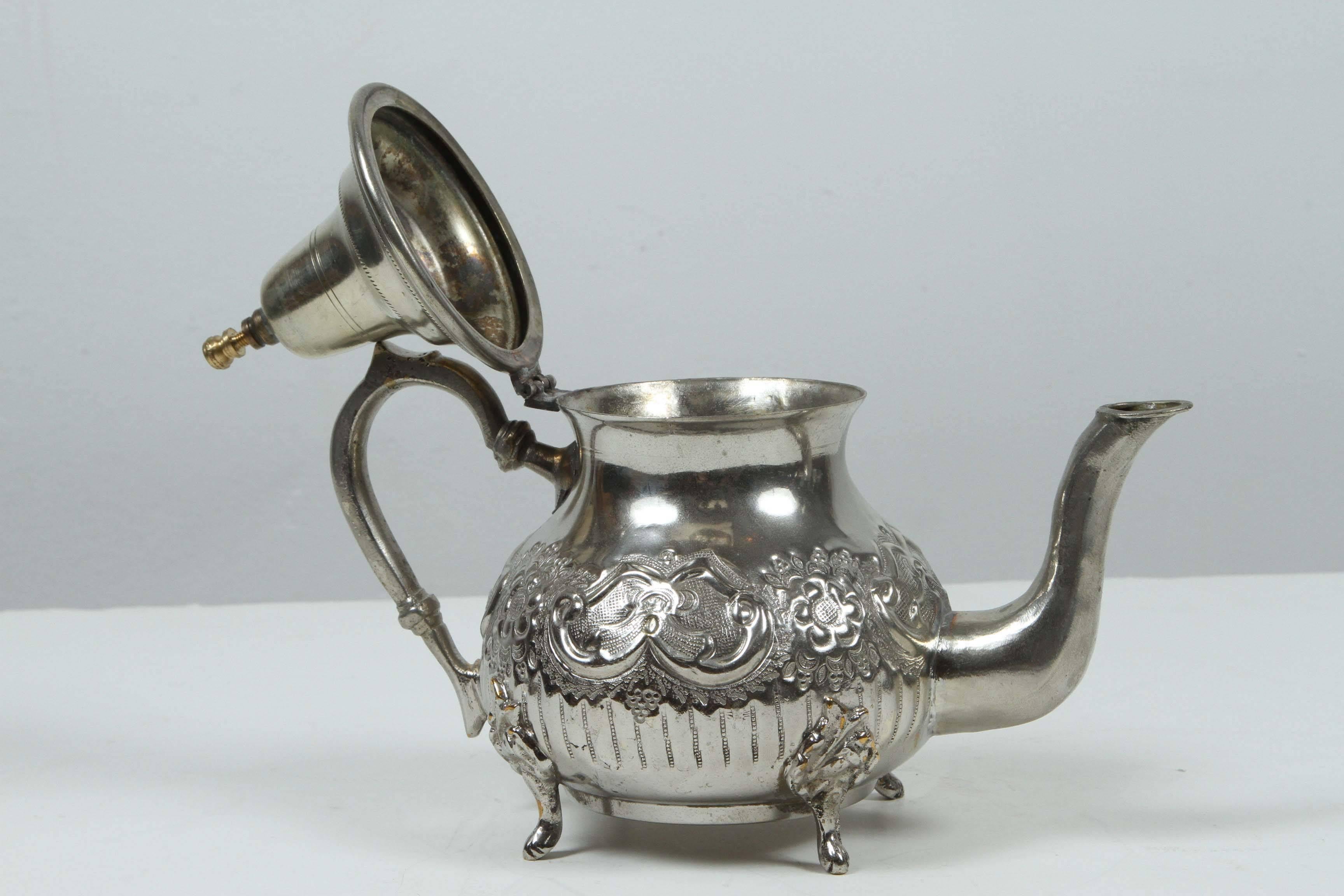 Marokkanische versilberte Teekanne aus Metall (Gehämmert) im Angebot