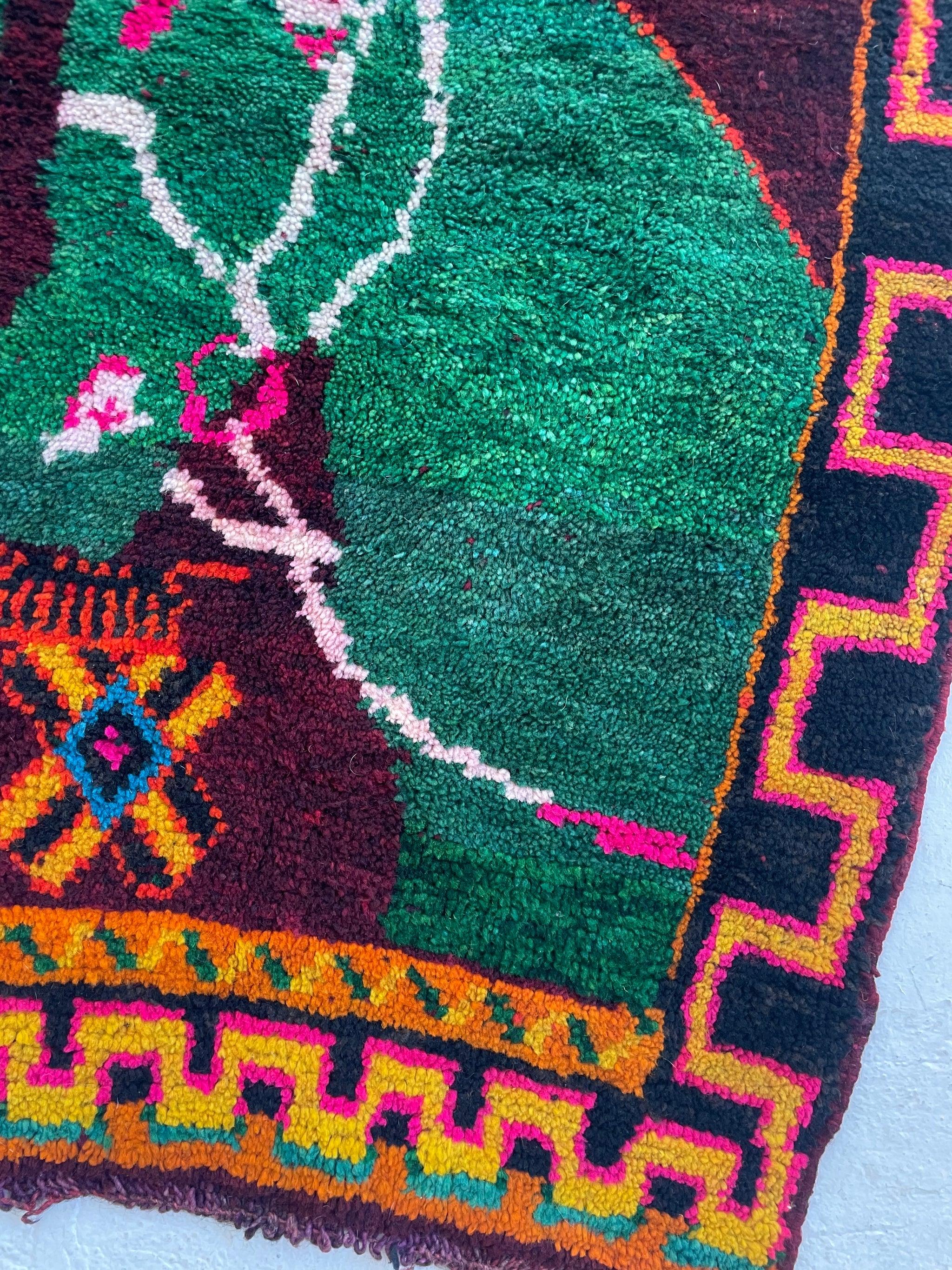 Encantadora Alfombra Marroquí Hermana Caballo  Colores vivos y encantadores con pelo de lana afelpado

Sobre: Venga ya, ¿en qué lugar del mundo verás algo así? Colores increíbles: granate, morado, vino, añil, verde, magenta, naranja, azul rosado, ¡y