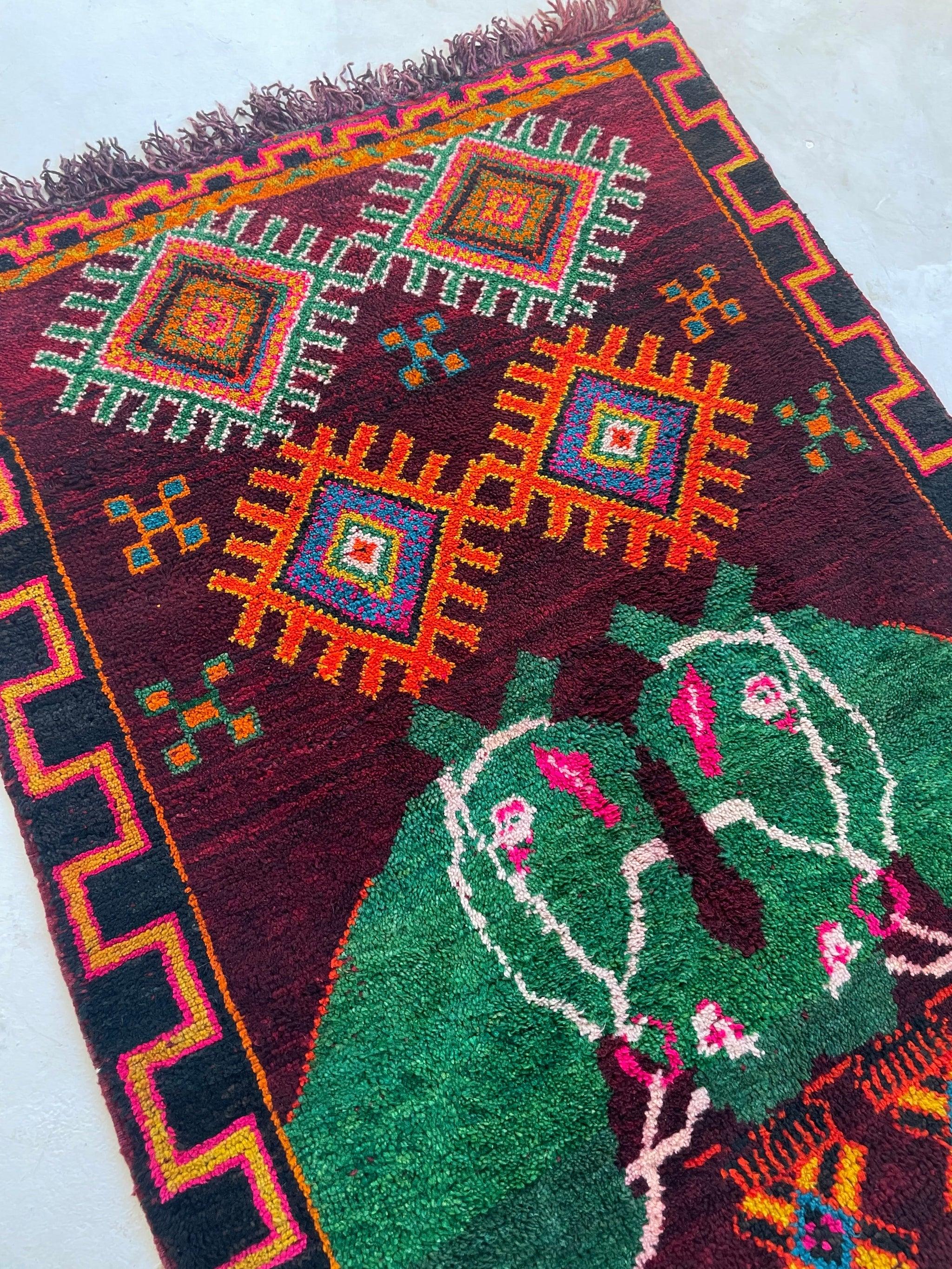 Alfombra marroquí Sister Horse con pelo de lana afelpada, c. 1960-70 en Bueno estado para la venta en Milwaukee, WI