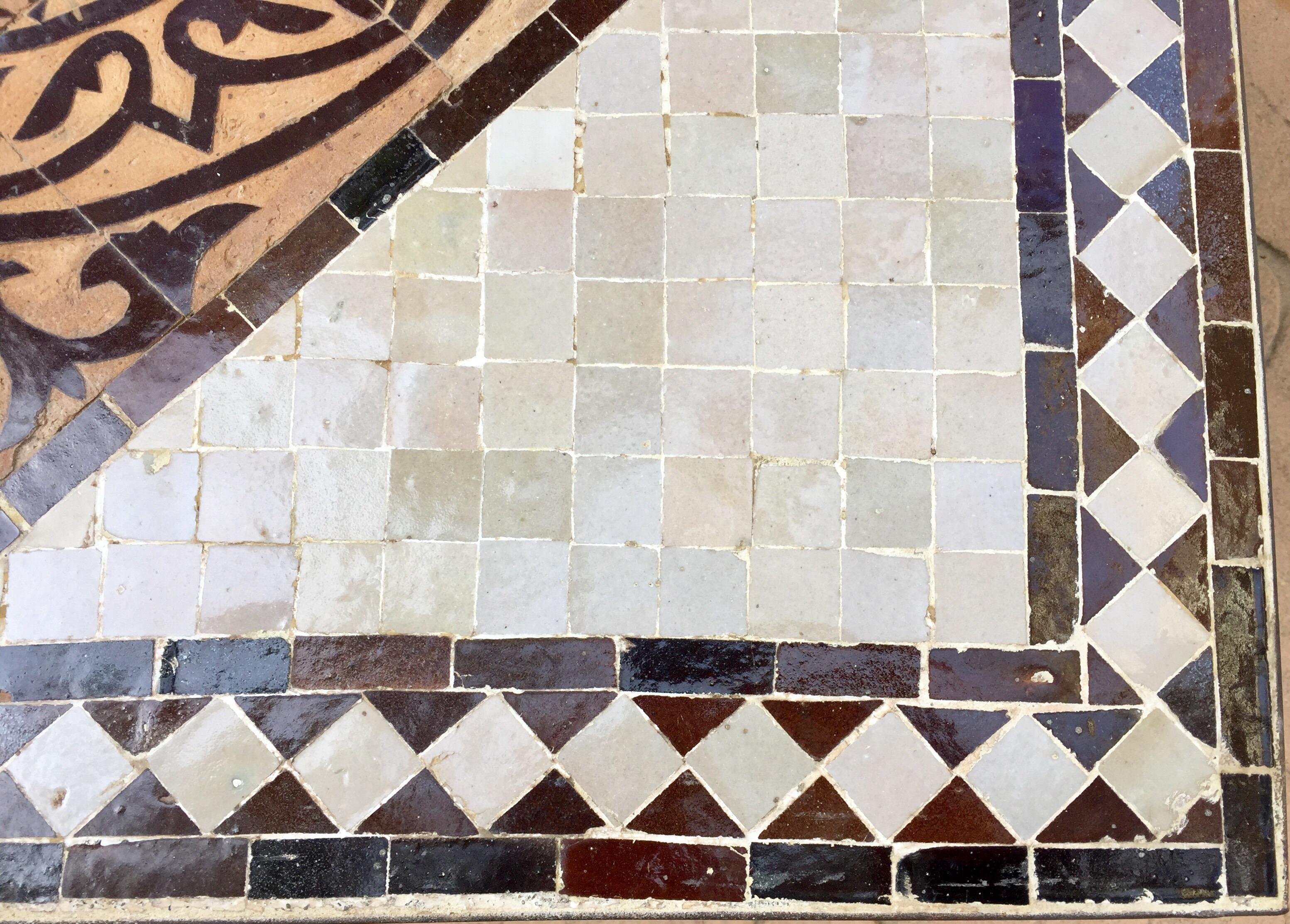 Marokkanischer Mosaik-Fliesen-Beistelltisch auf Eisensockel, Braun und Weiß (Keramik) im Angebot