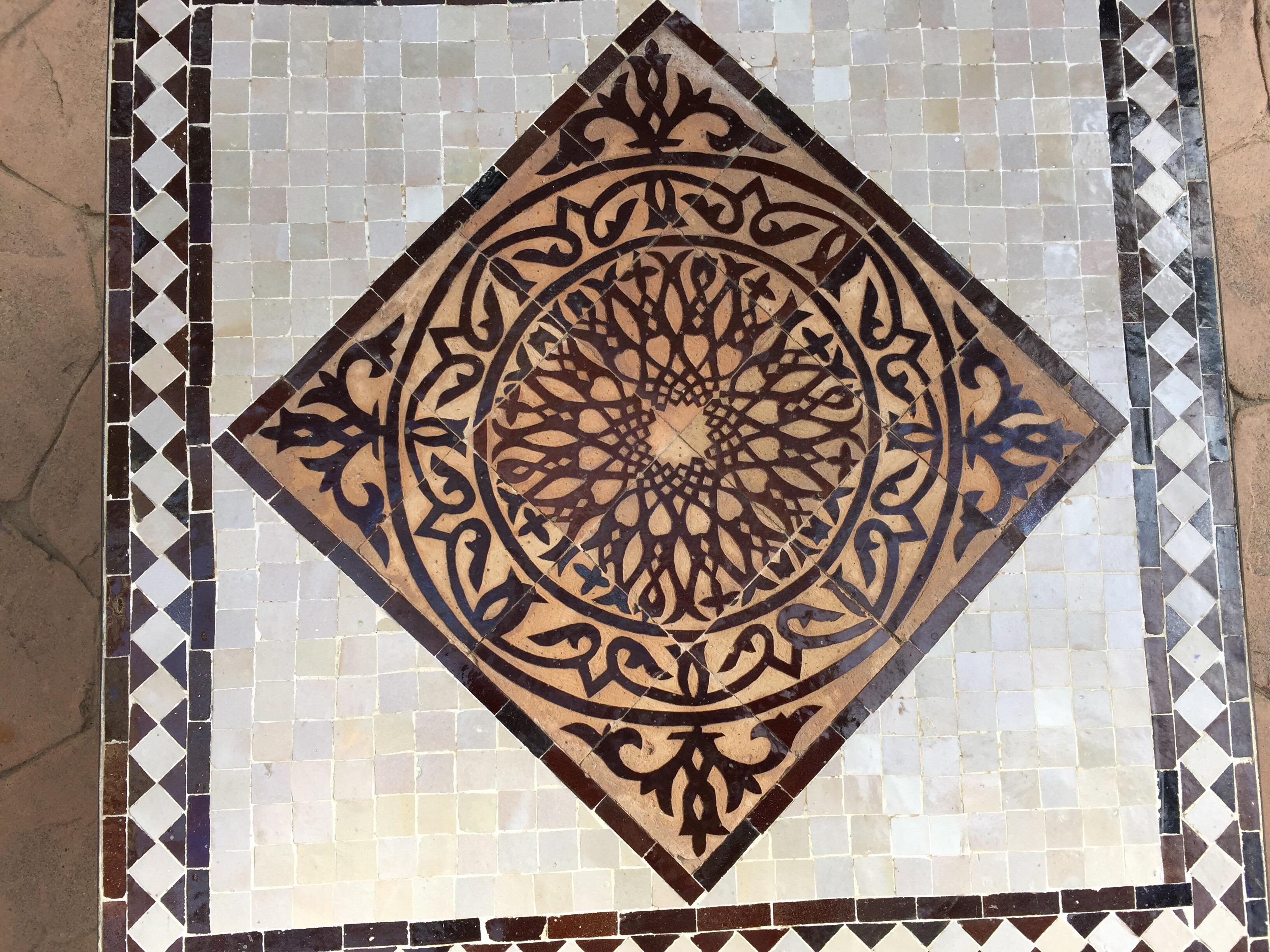 Marokkanischer Mosaik-Fliesen-Beistelltisch auf Eisensockel, Braun und Weiß im Angebot 3