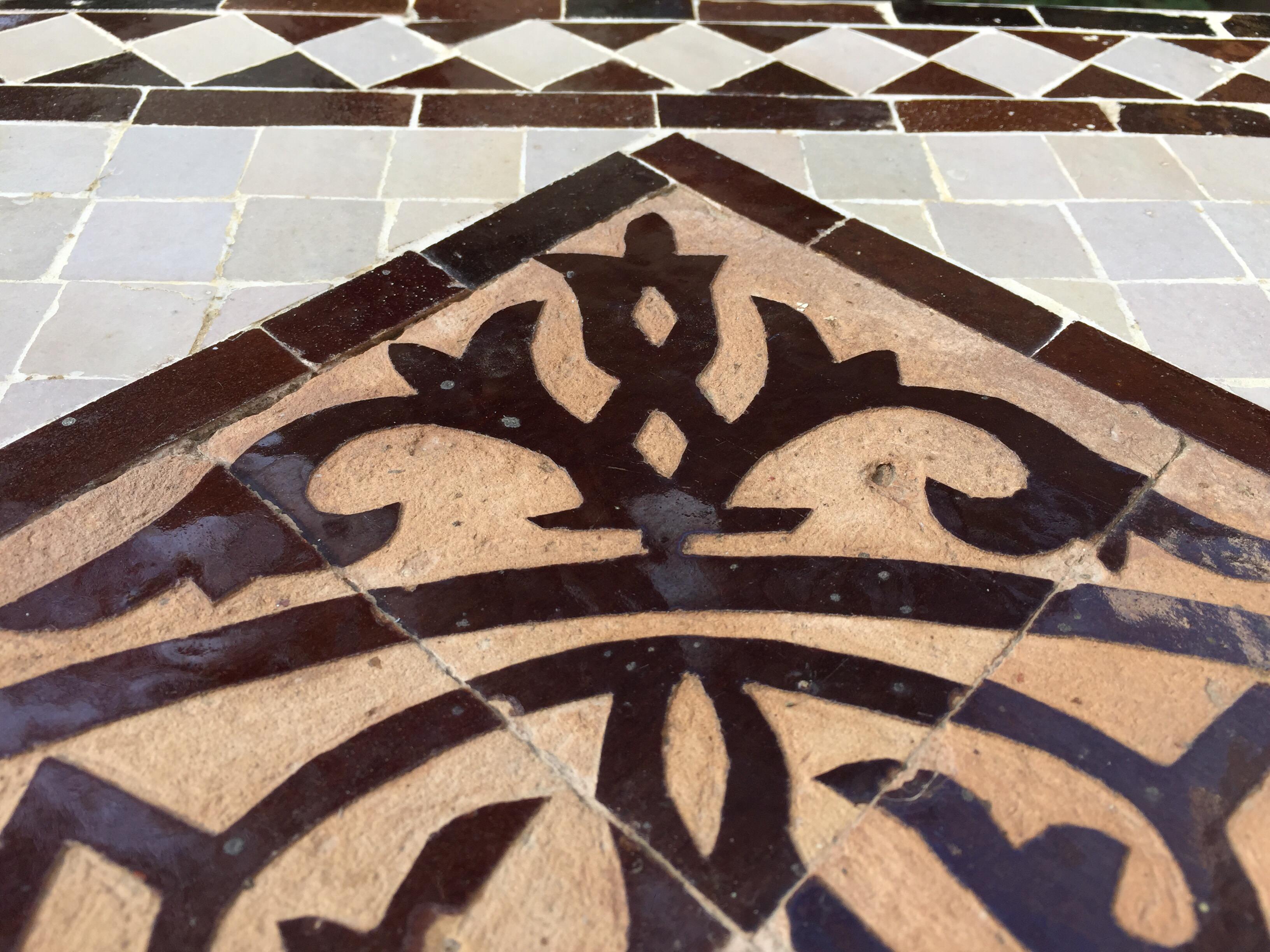 Table d'appoint marocaine en mosaïque de carreaux sur base en fer, marron et blanc en vente 6