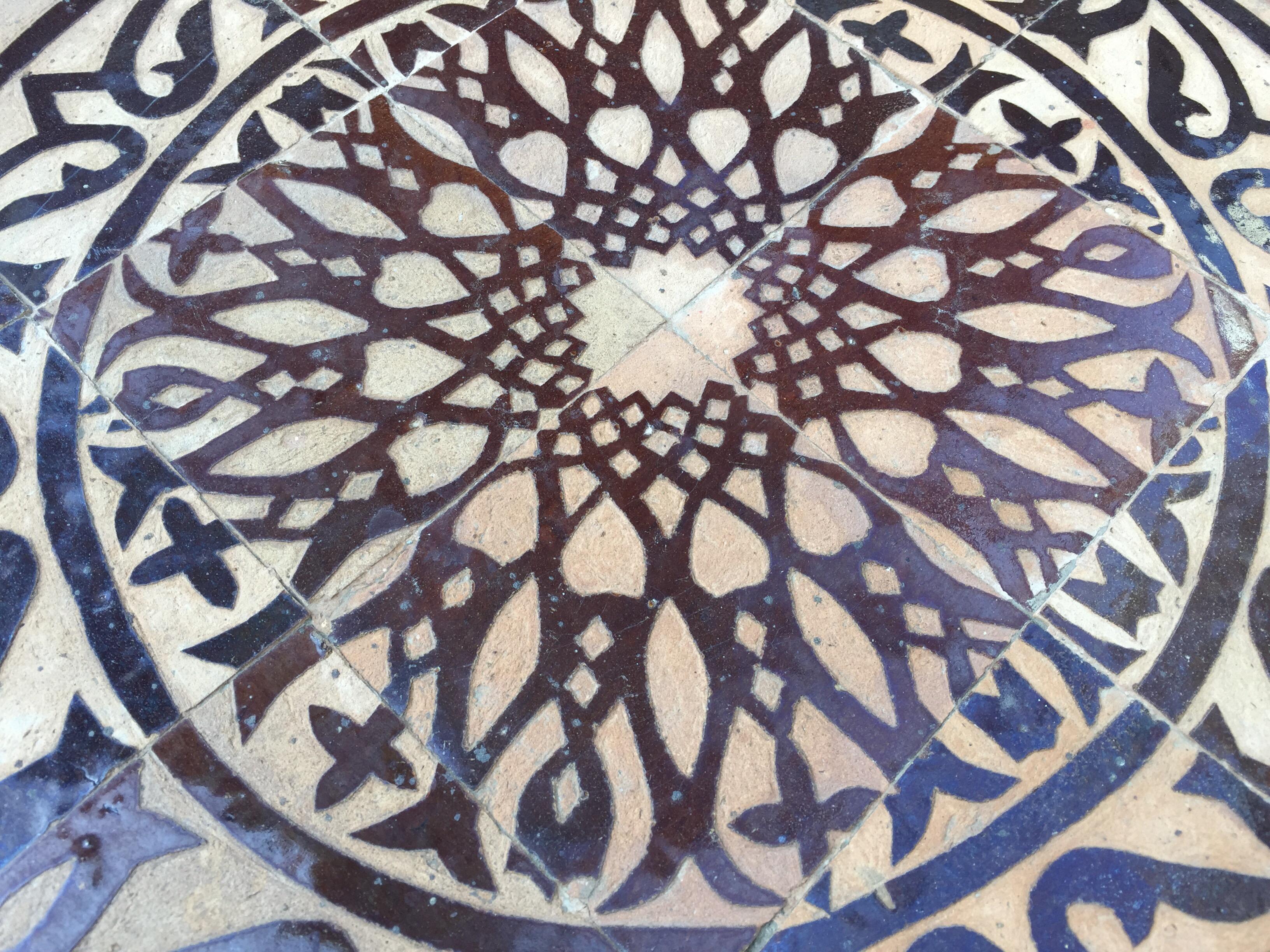 Marokkanischer Mosaik-Fliesen-Beistelltisch auf Eisensockel, Braun und Weiß im Angebot 6