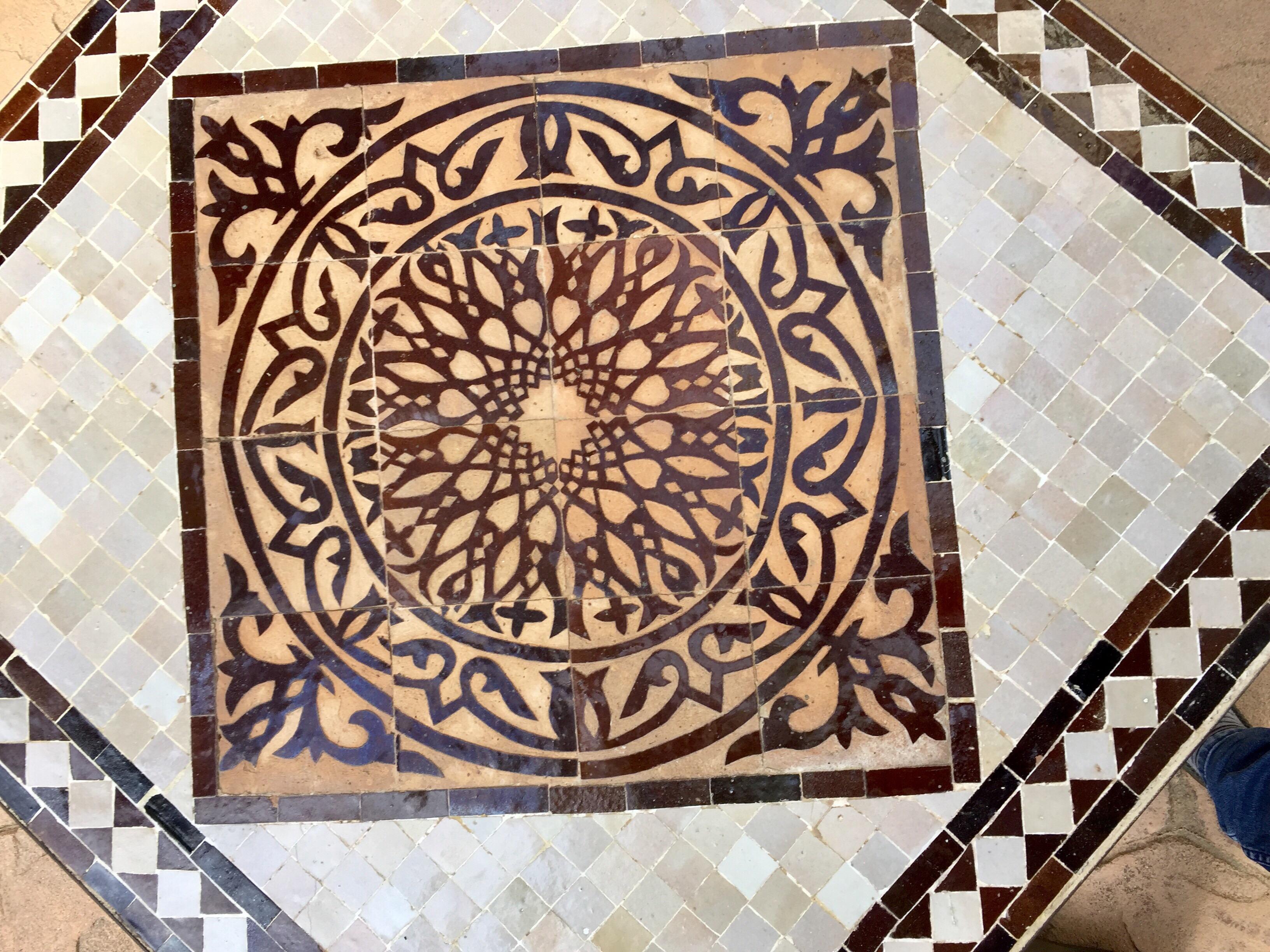 Marokkanischer Mosaik-Fliesen-Beistelltisch auf Eisensockel, Braun und Weiß im Angebot 7