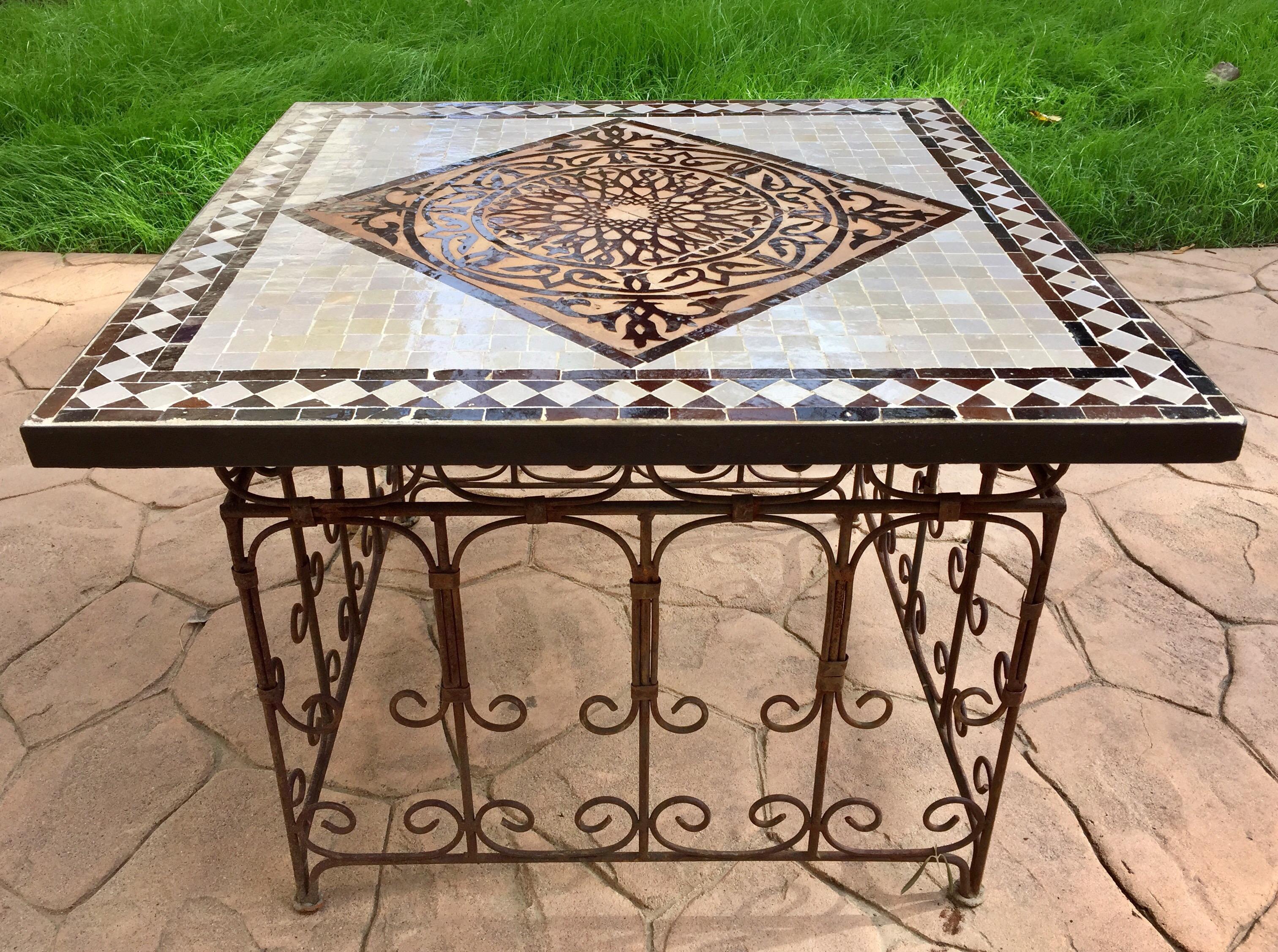 Mauresque Table d'appoint marocaine en mosaïque de carreaux sur base en fer, marron et blanc en vente