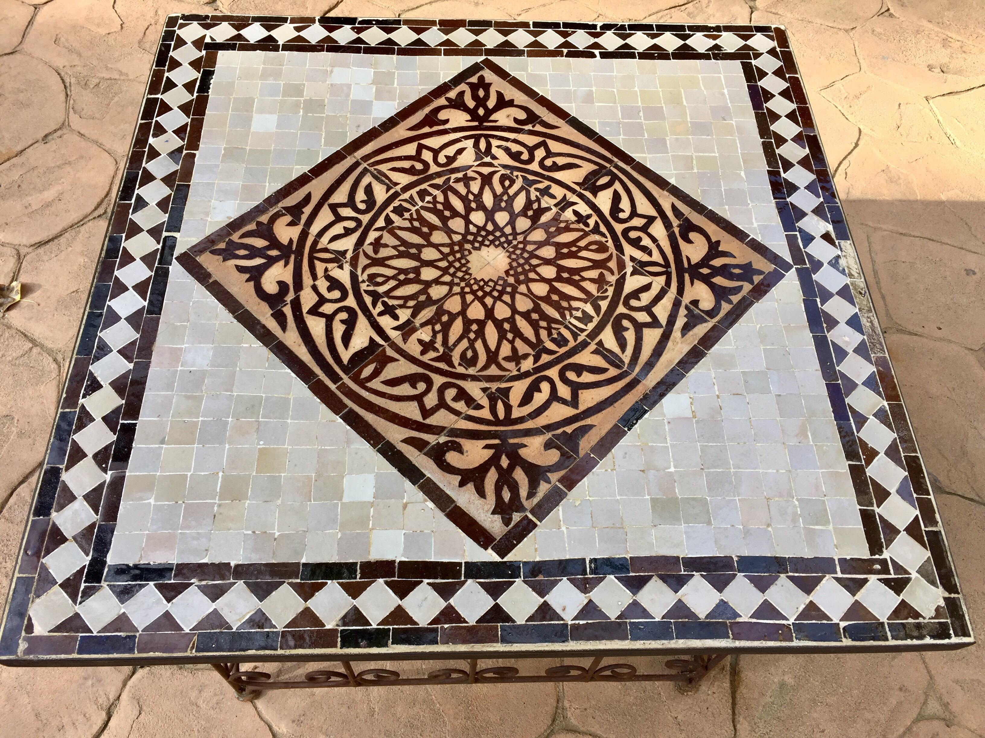 Marocain Table d'appoint marocaine en mosaïque de carreaux sur base en fer, marron et blanc en vente