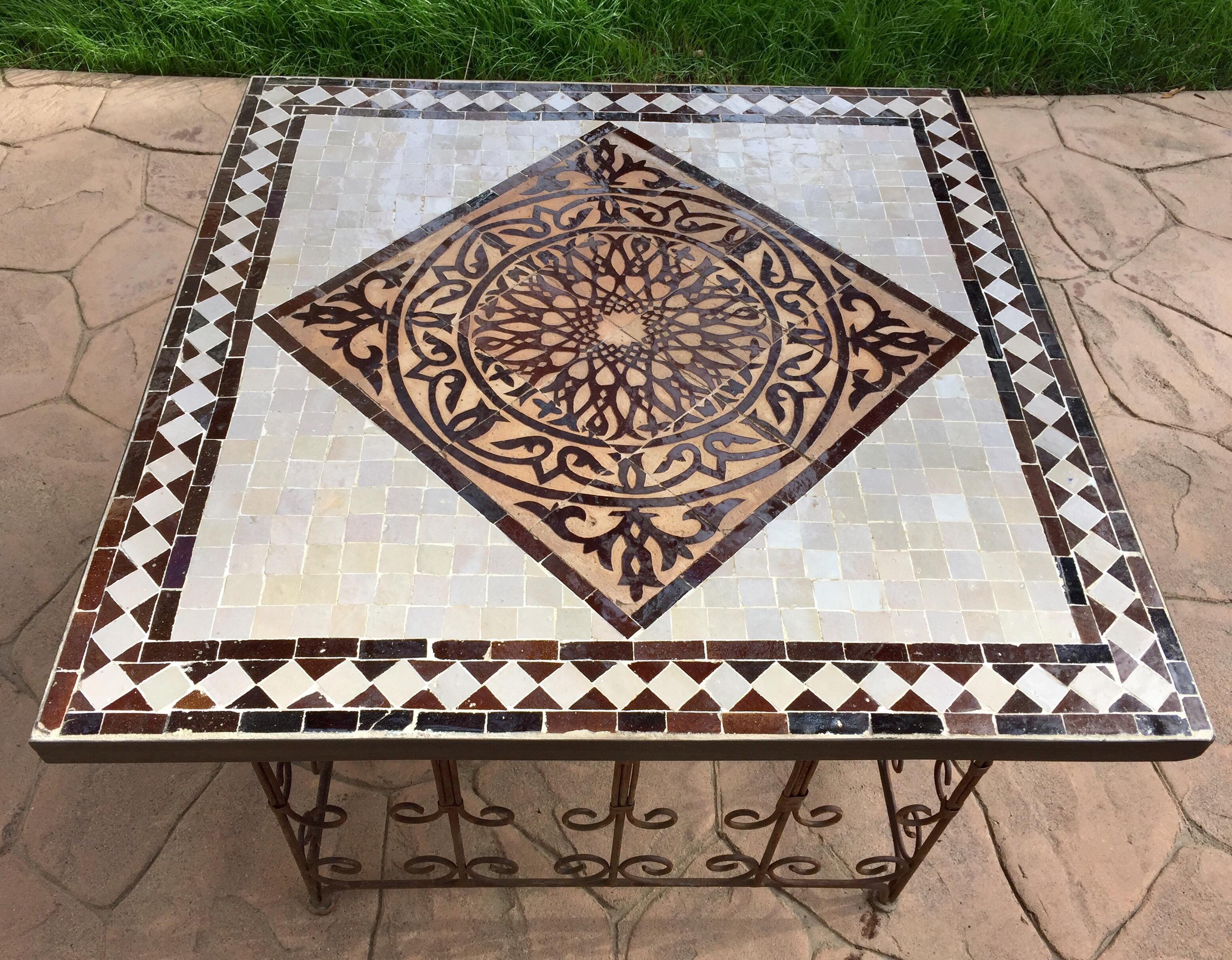 Fait main Table d'appoint marocaine en mosaïque de carreaux sur base en fer, marron et blanc en vente
