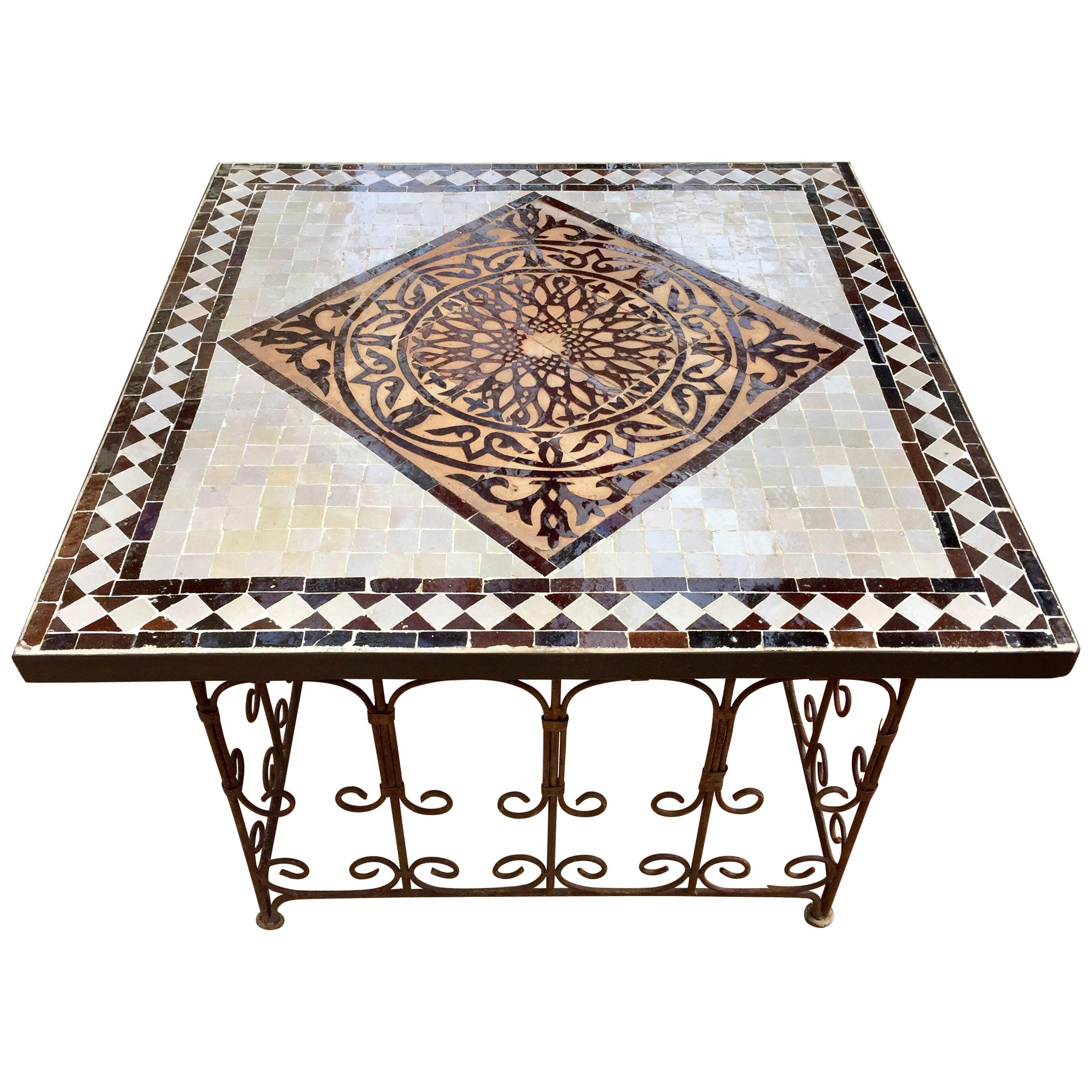 Marokkanischer Mosaik-Fliesen-Beistelltisch auf Eisensockel, Braun und Weiß im Angebot