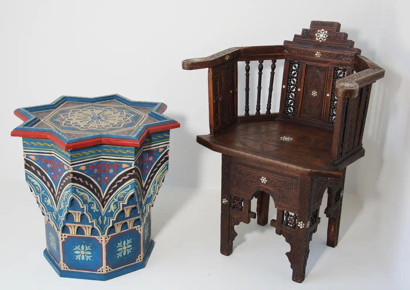 Ein Paar marokkanische Beistelltische, handbemalt und geschnitzt, mit maurisch-islamischen Motiven.
Marokkanische Beistelltische im Vintage-Stil mit königsblauem Hintergrund und mehrfarbigen floralen und geometrischen Mustern.
Sehr dekoratives,