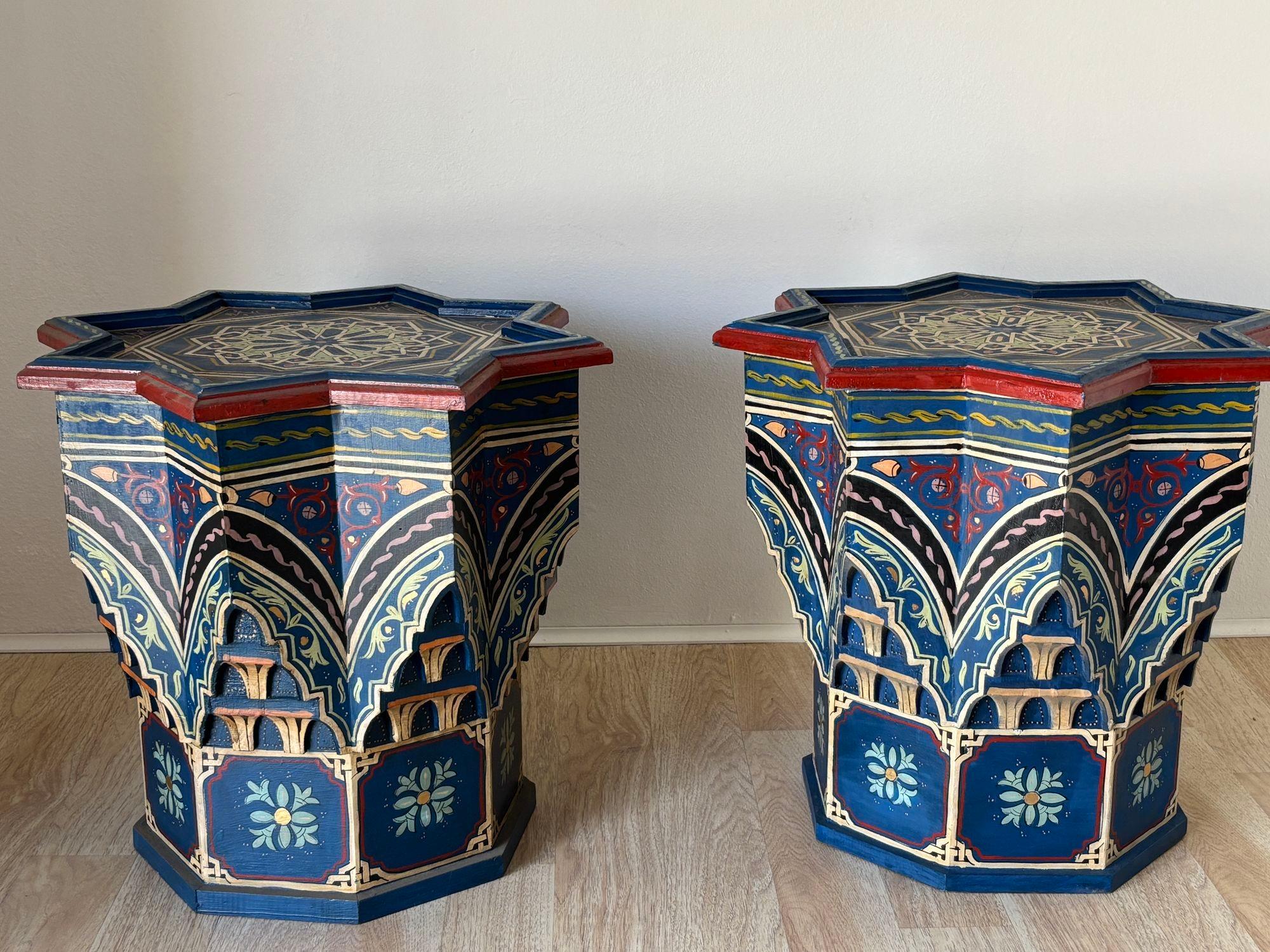 Marokkanische Sternform Blaue Beistelltische 1960er Jahre Paar maurische Tische (Maurisch) im Angebot