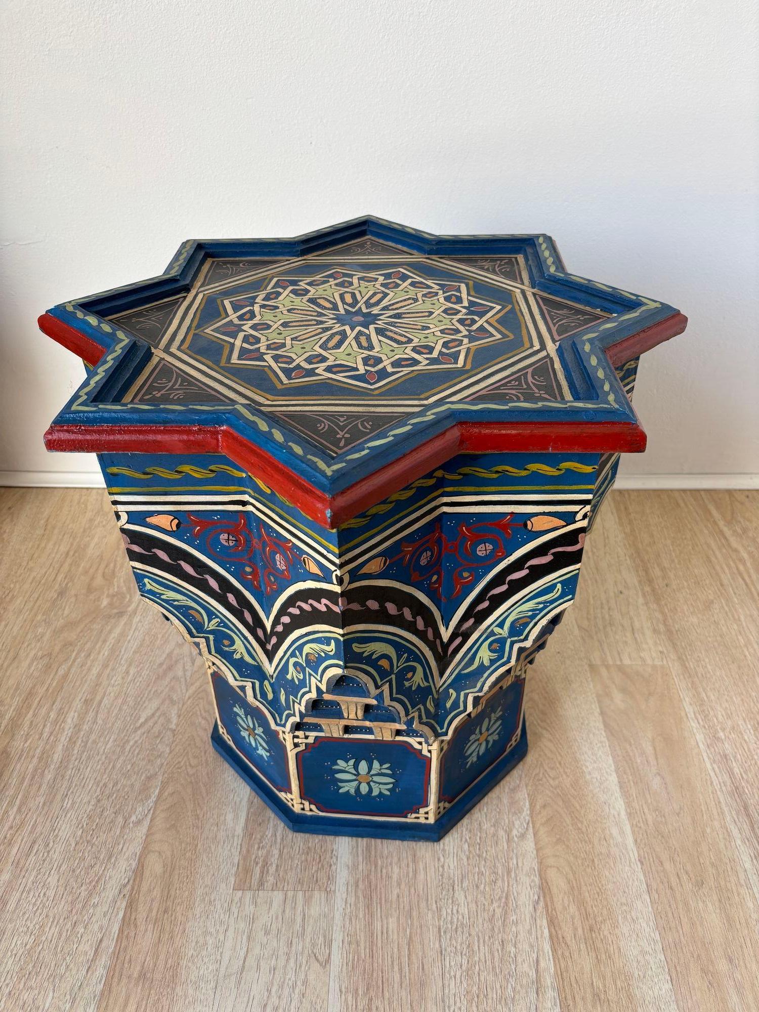 Marokkanische Sternform Blaue Beistelltische 1960er Jahre Paar maurische Tische im Zustand „Gut“ im Angebot in North Hollywood, CA