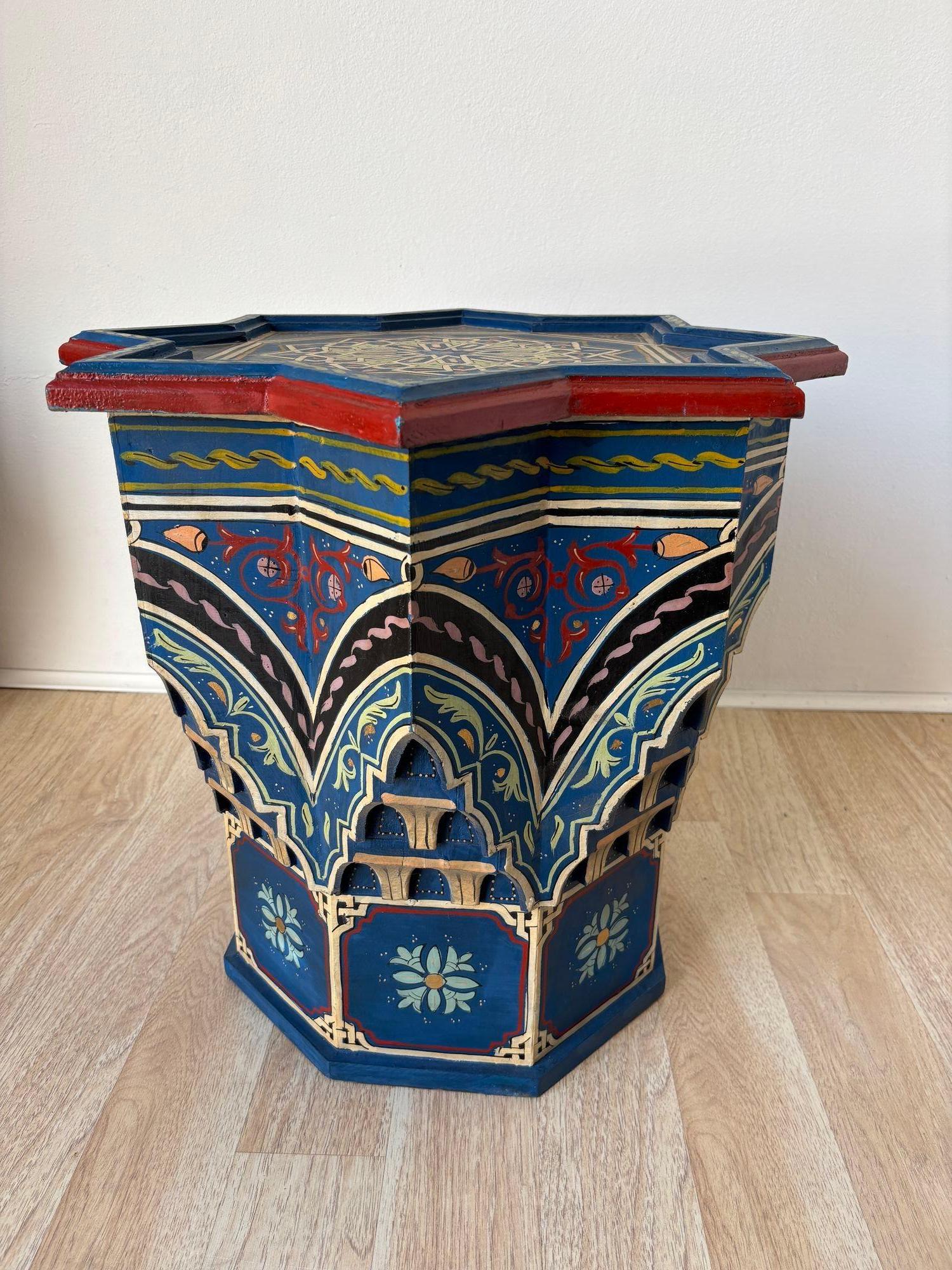Marokkanische Sternform Blaue Beistelltische 1960er Jahre Paar maurische Tische (20. Jahrhundert) im Angebot