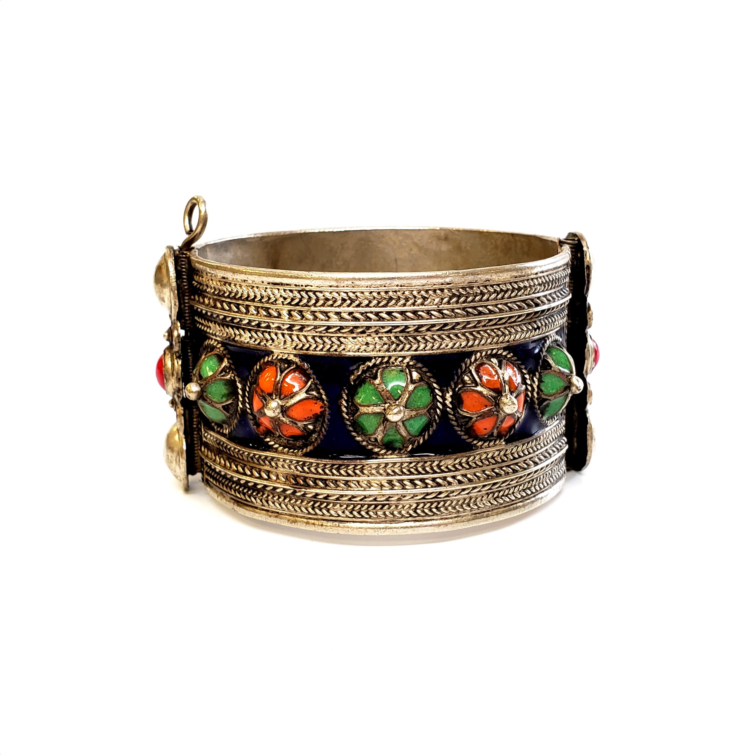 Moroccan Sterling Silver and Enamel Berber Kabyle Hinged Bracelet In Good Condition In Washington Depot, CT