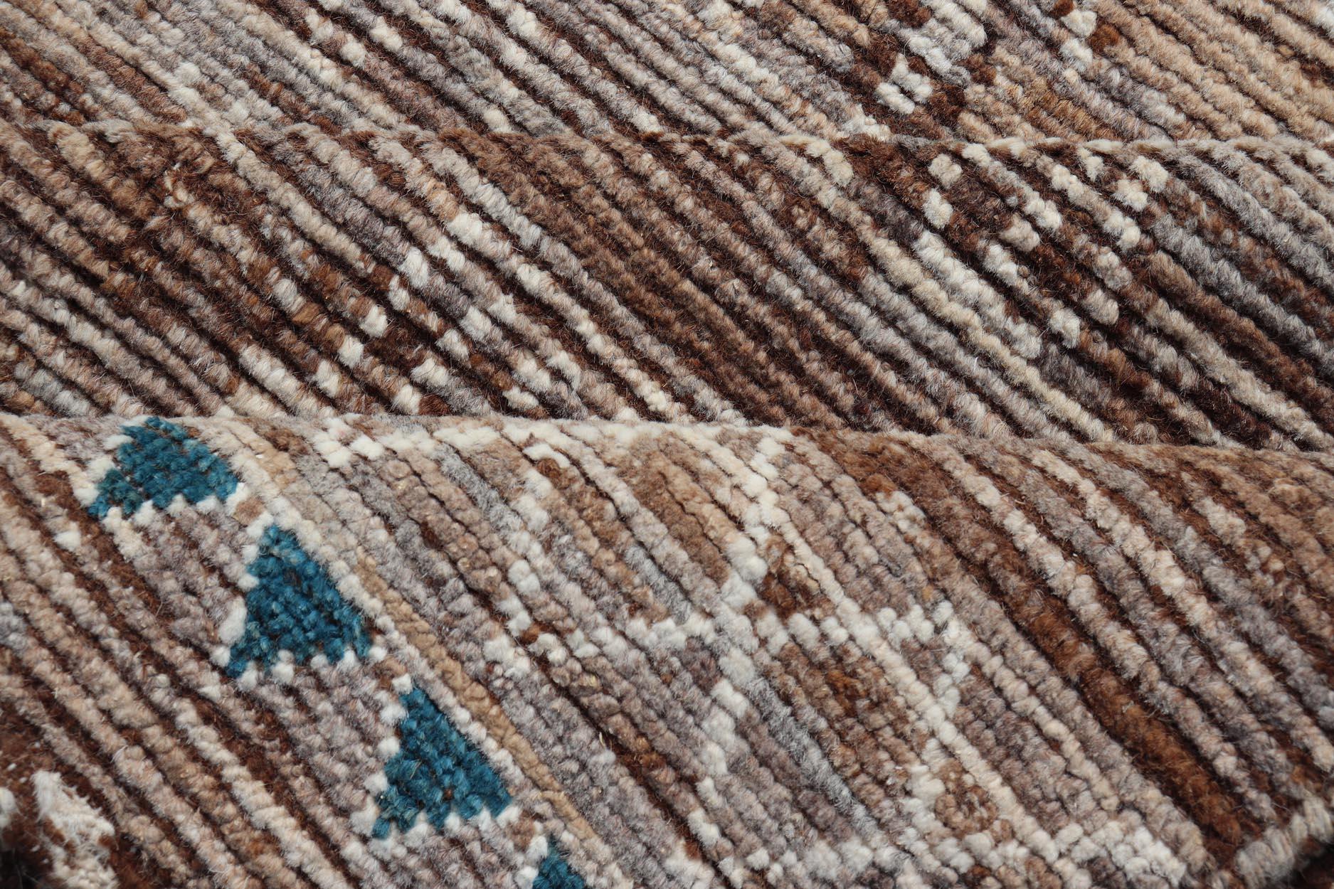 Moderner Teppich im marokkanischen Stil mit Rautenmuster in erdigen Tönen im Angebot 3