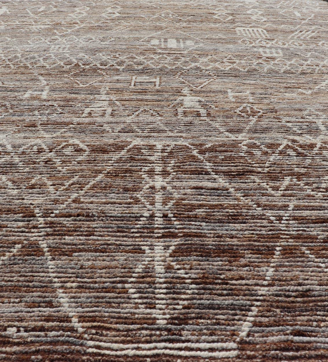 Moderner Teppich im marokkanischen Stil mit Rautenmuster in erdigen Tönen im Angebot 5