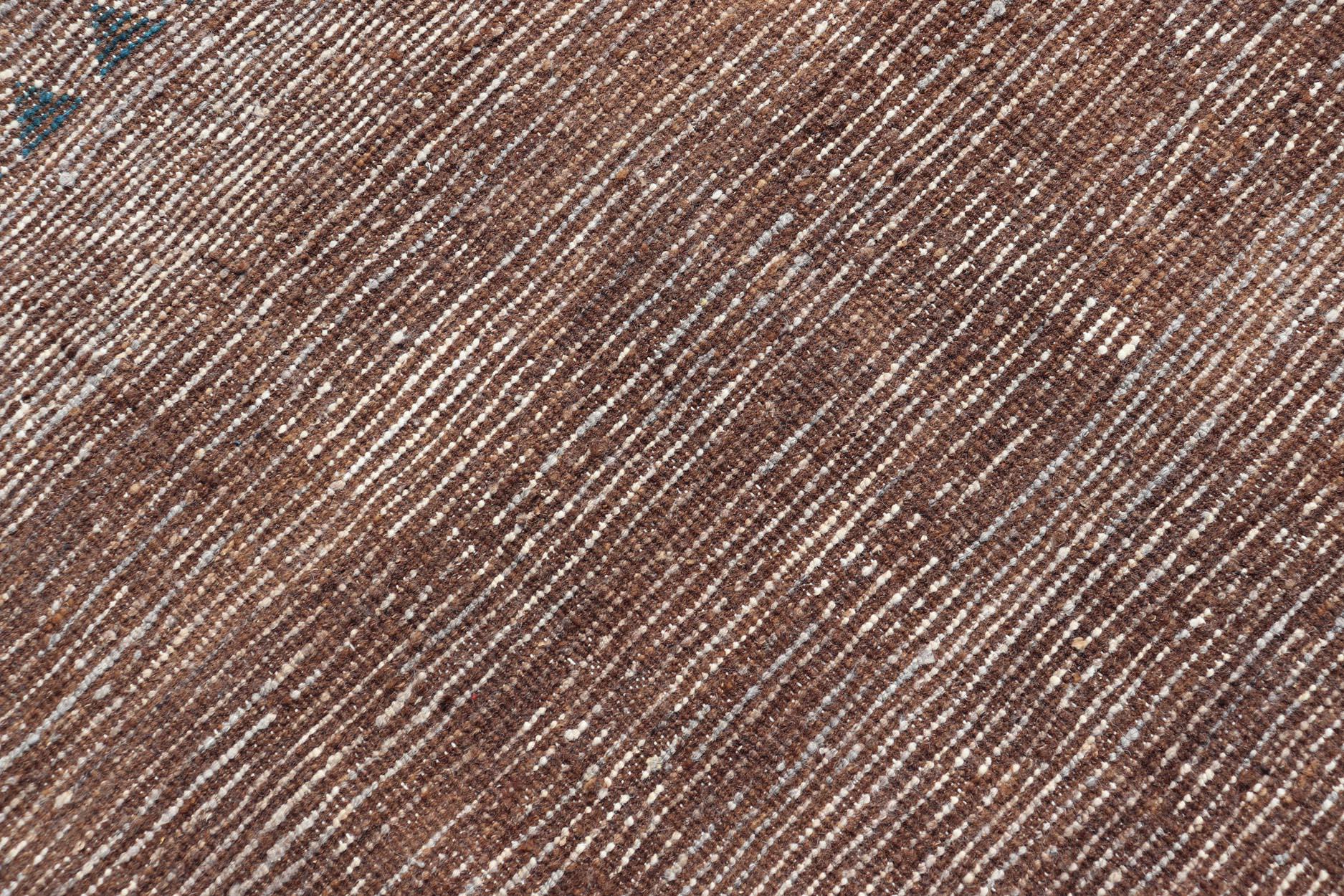 Moderner Teppich im marokkanischen Stil mit Rautenmuster in erdigen Tönen im Angebot 7