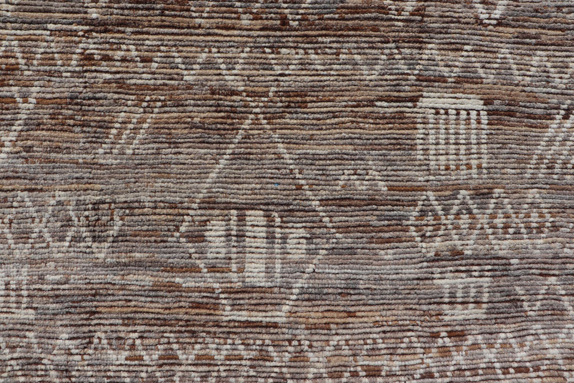 Moderner Teppich im marokkanischen Stil mit Rautenmuster in erdigen Tönen. Keivan Woven Arts; Teppich SNK-1864, Herkunftsland / Art: Afghanistan / Modern Casual, etwa Anfang des 21. Jahrhunderts.
Maße: 6'5 x 9'4 
Dieser moderne, lässige