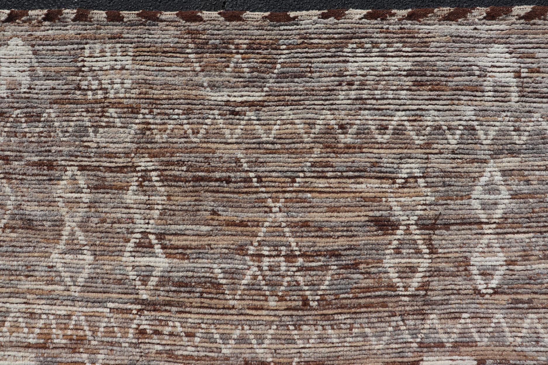 Moderner Teppich im marokkanischen Stil mit Rautenmuster in erdigen Tönen (Afghanisch) im Angebot