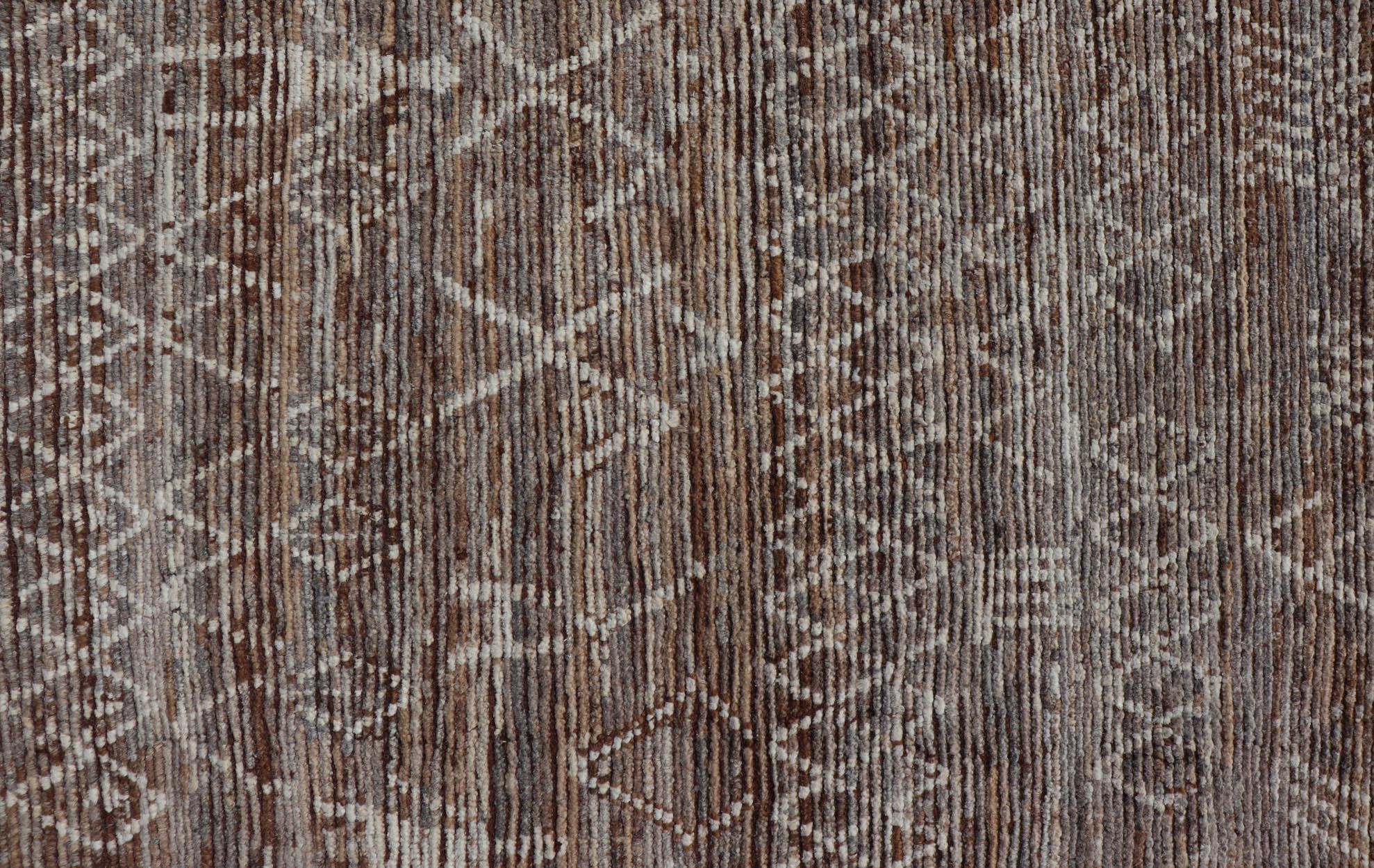 Moderner Teppich im marokkanischen Stil mit Rautenmuster in erdigen Tönen (Handgeknüpft) im Angebot