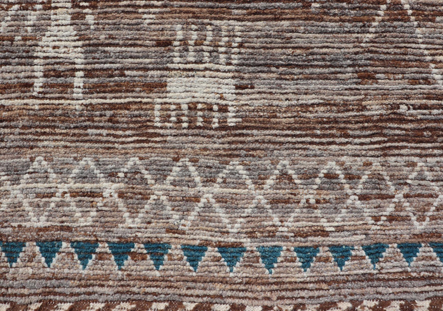 Moderner Teppich im marokkanischen Stil mit Rautenmuster in erdigen Tönen im Zustand „Neu“ im Angebot in Atlanta, GA