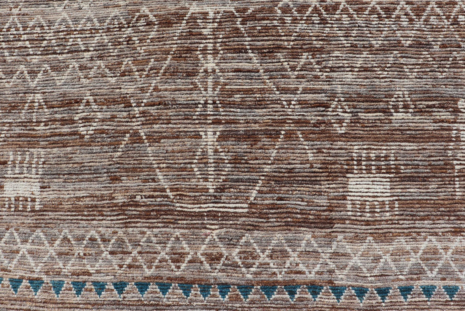 Moderner Teppich im marokkanischen Stil mit Rautenmuster in erdigen Tönen (21. Jahrhundert und zeitgenössisch) im Angebot