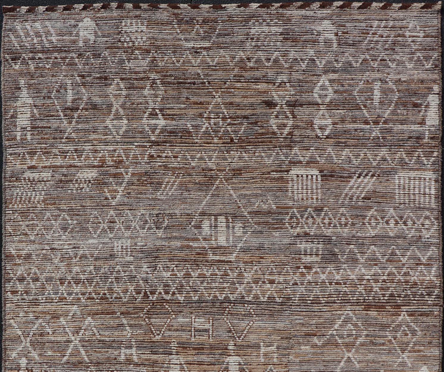Moderner Teppich im marokkanischen Stil mit Rautenmuster in erdigen Tönen (Wolle) im Angebot