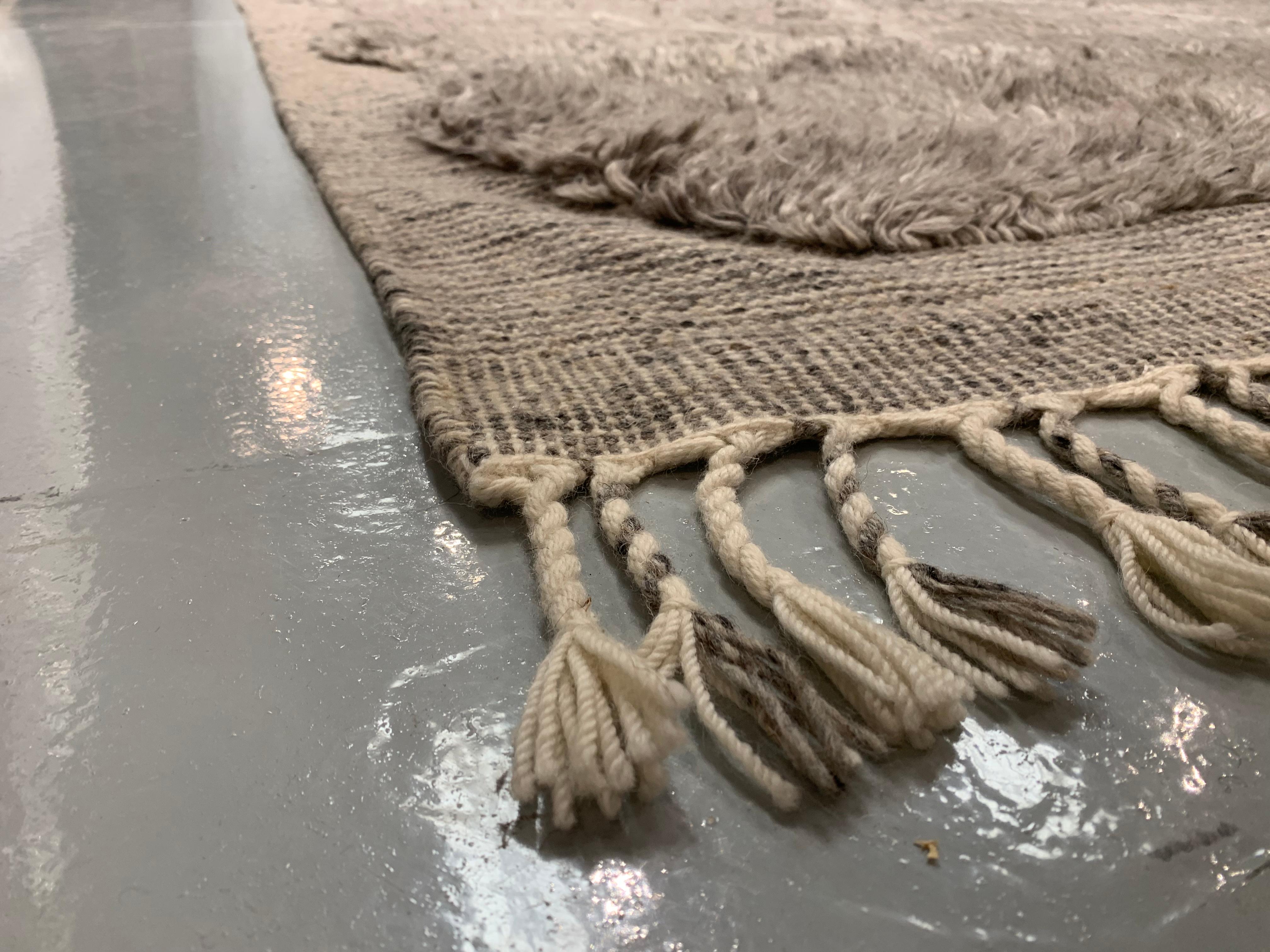 Tappeto Fluffy Collection in stile marocchino 10'1 x 13'11. Utilizzando le lane più pregiate, queste ricreazioni tessute a mano di disegni classici marocchini donano una sensazione di calore e lusso a qualsiasi ambiente. Colori: grigio/avorio.