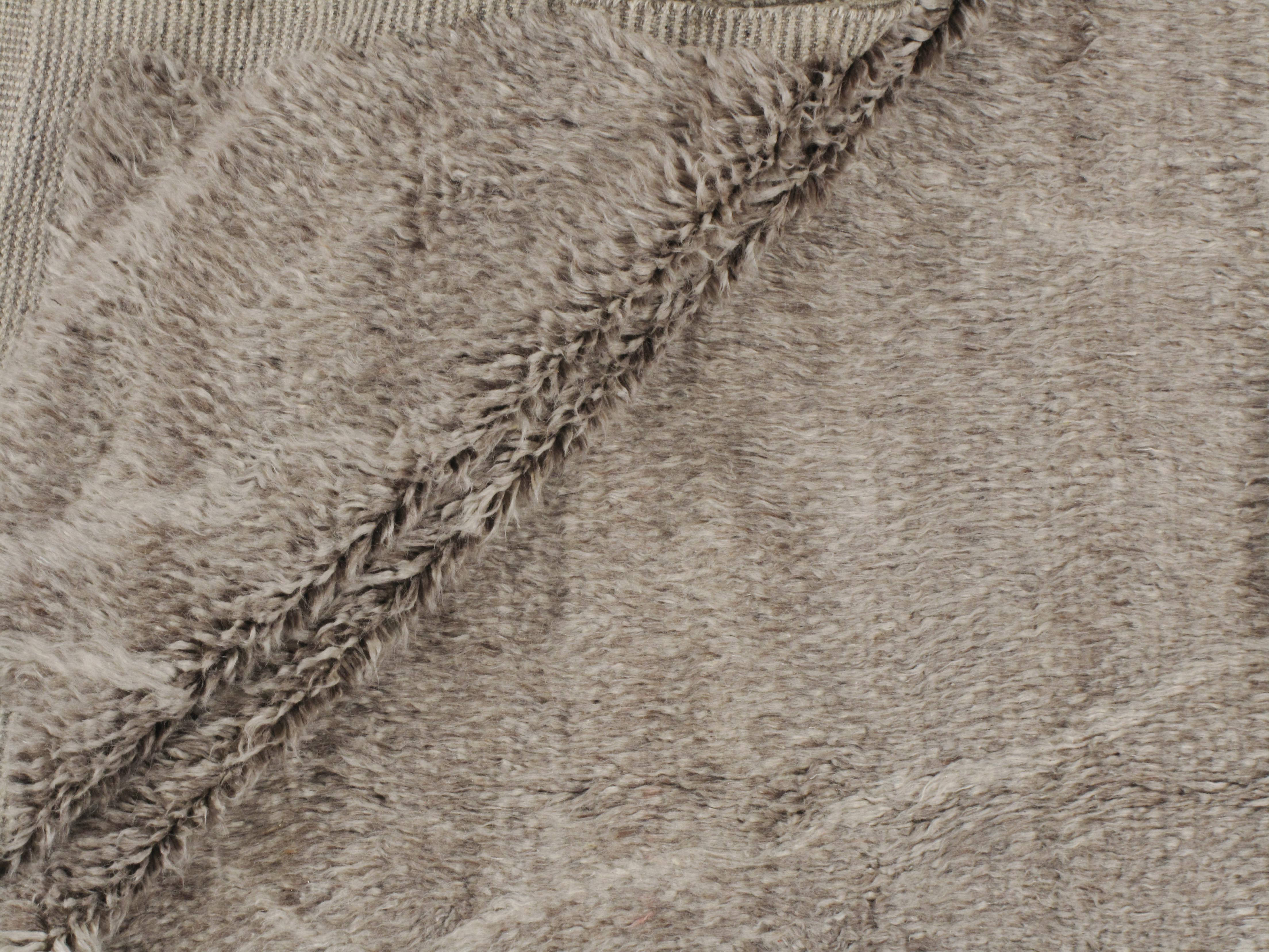 Lana Tappeto Moroccan Gray Ivory Style Fluffy Collection annodato a mano 10'1 x 13'11 in vendita