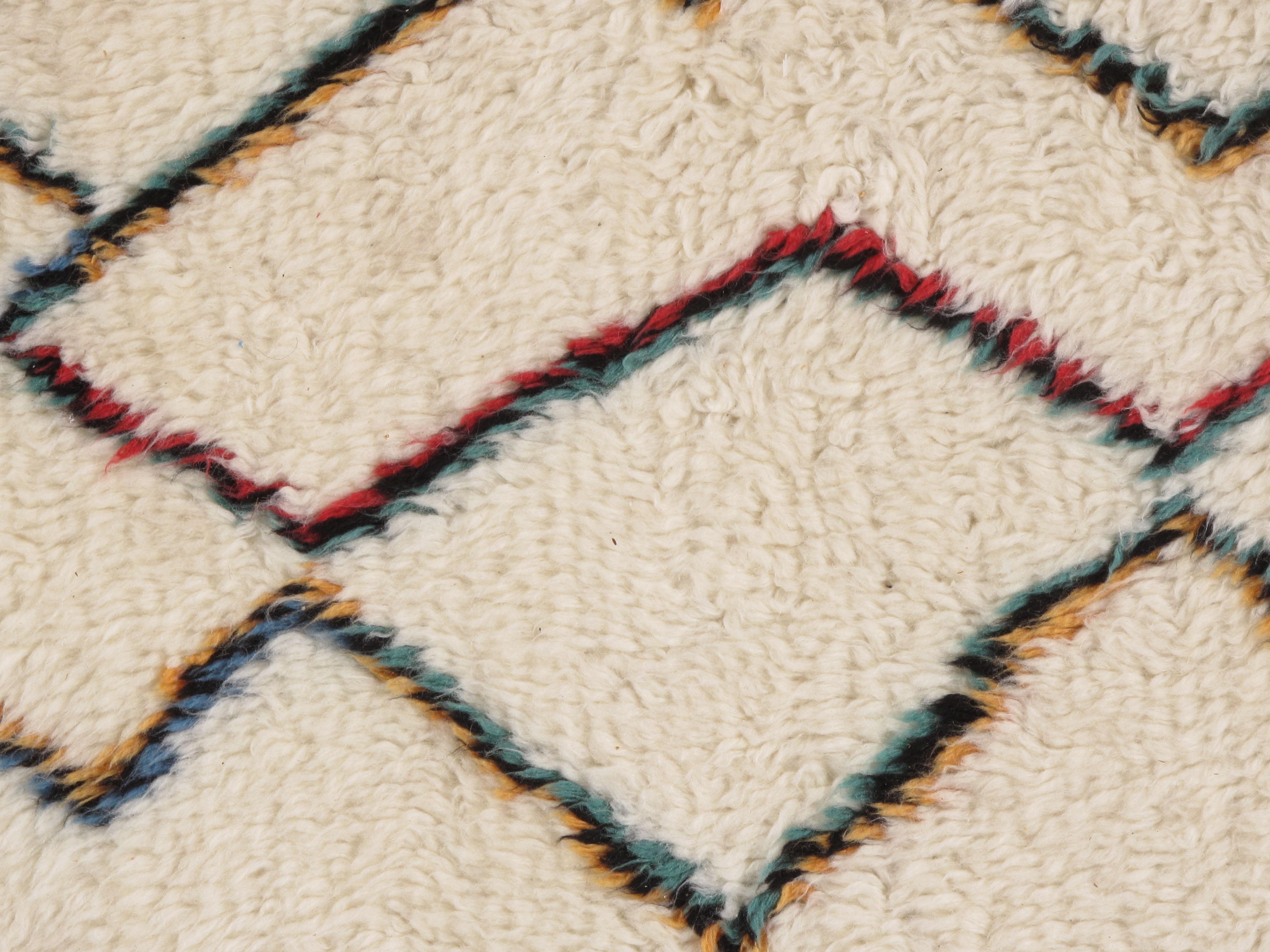 Alfombra mullida estilo marroquí 8'8 x 9'10. Las alfombras marroquíes y de estilo marroquí están de moda, con su franqueza, su falta de complicación y sus paletas despojadas que combinan bien con las decoraciones modernas. Esta pieza continúa esta
