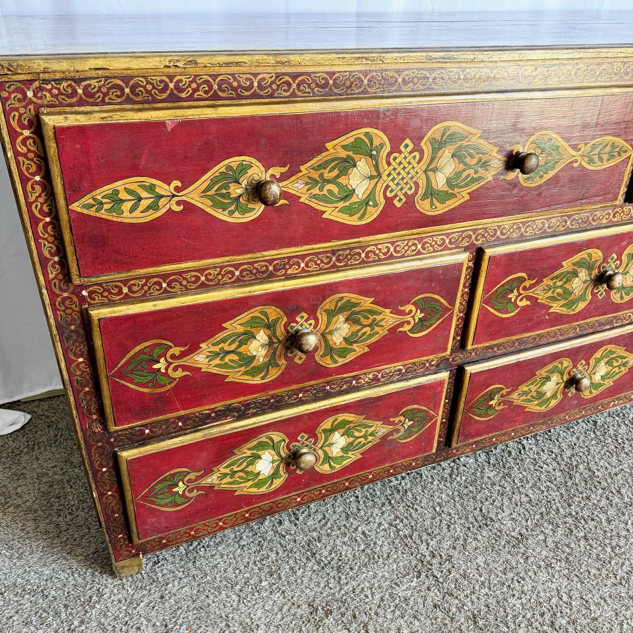 Credenza in stile marocchino rosso e oro con intricati motivi dipinti a mano, che aggiungono un'eleganza esotica a qualsiasi spazio interno.
 
 Alcuni segni di usura e crepe naturali sul legno, come mostrato nelle foto. 
 
 Vendiamo gli articoli