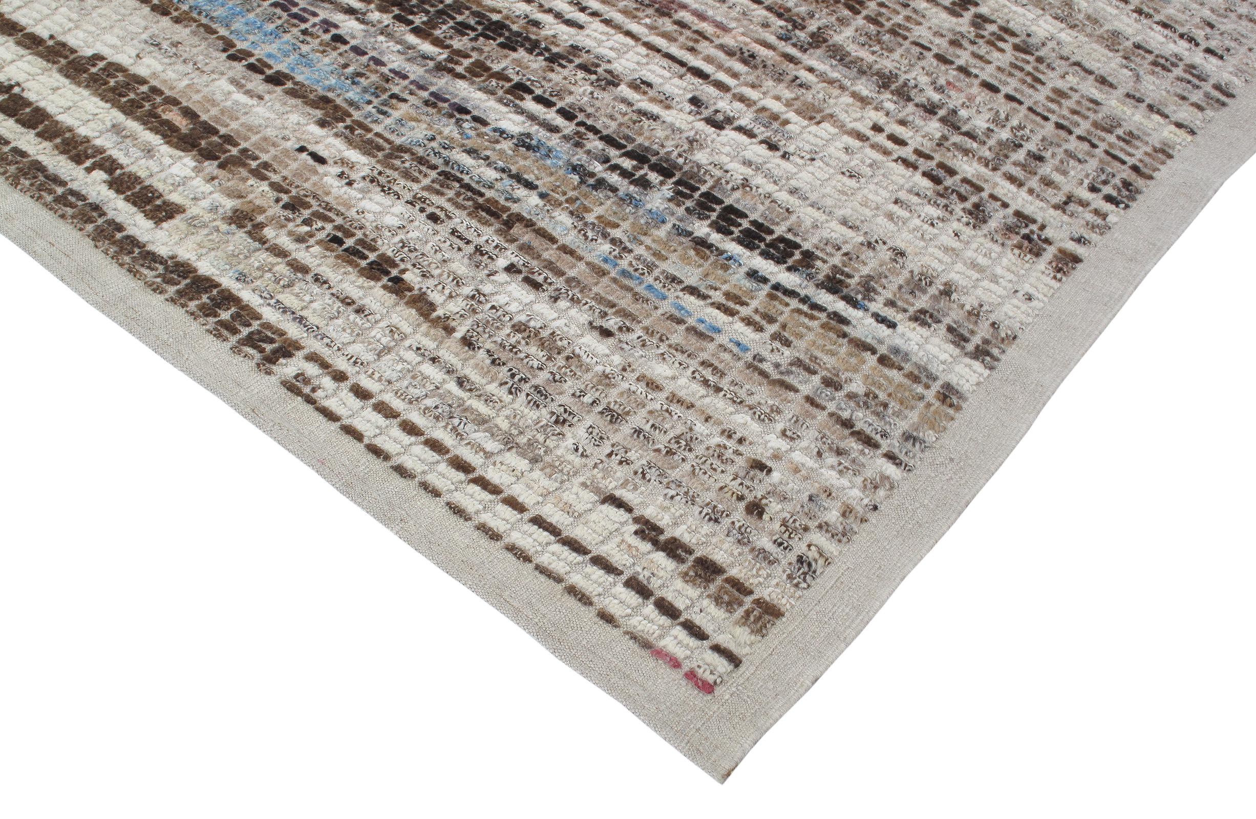 Handgeknüpfter Teppich im marokkanischen Stil mit Struktur in Grau/Braun und mehrfarbigen Akzenten (21. Jahrhundert und zeitgenössisch) im Angebot
