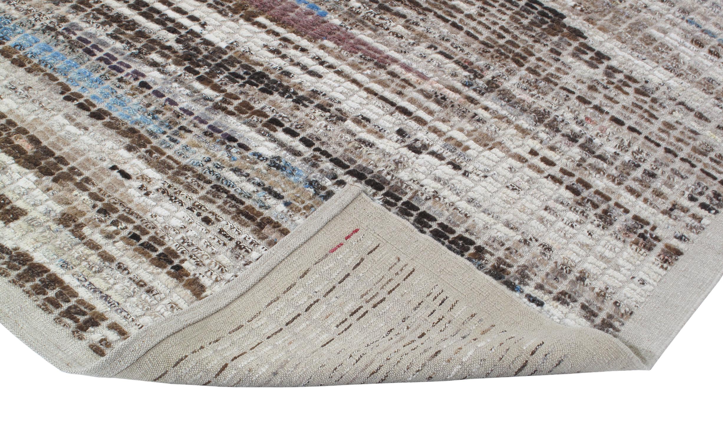 Handgeknüpfter Teppich im marokkanischen Stil mit Struktur in Grau/Braun und mehrfarbigen Akzenten (Wolle) im Angebot