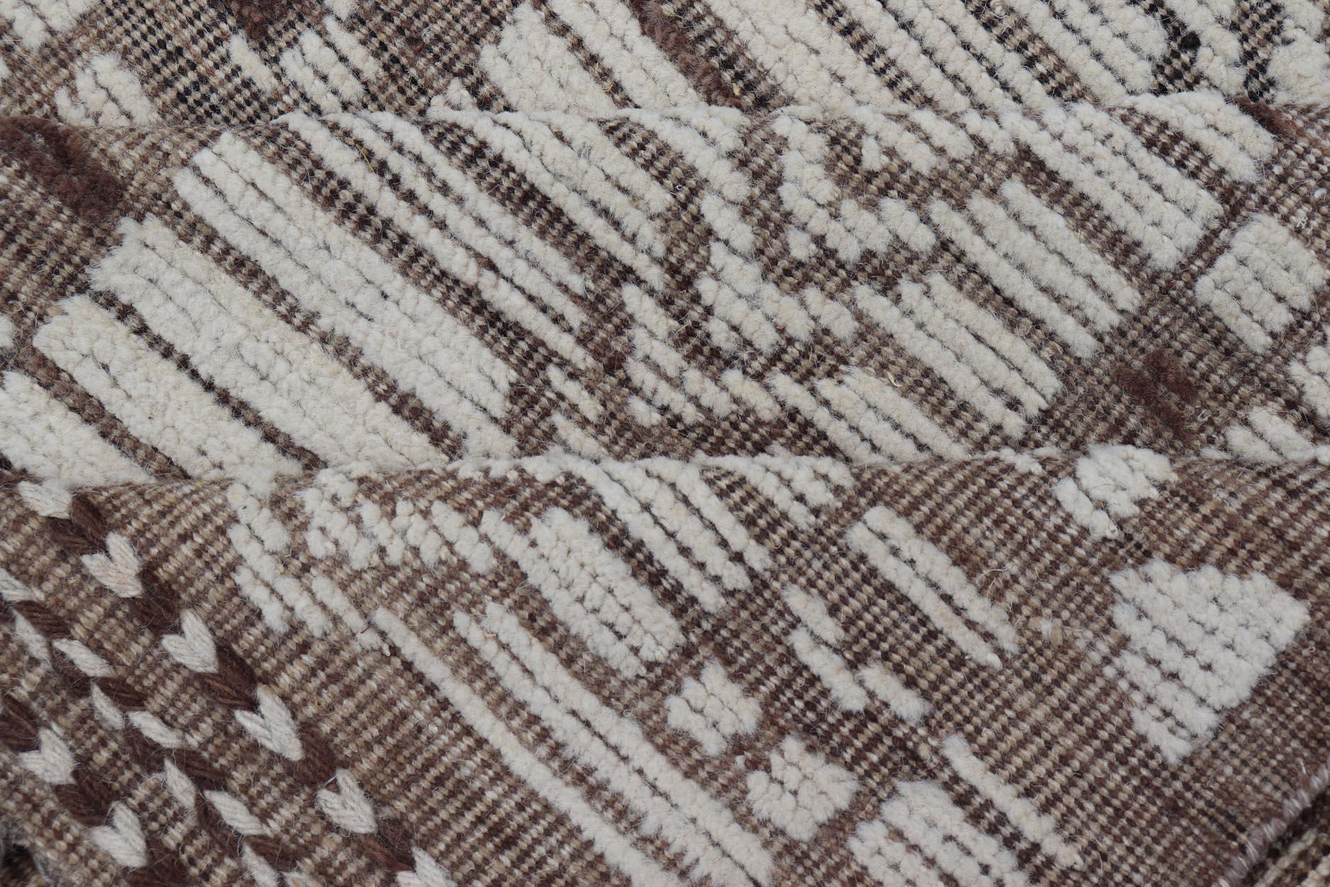 Marokkanischer moderner handgeknüpfter Teppich im marokkanischen Stil in Creme und Hellbraun mit Textur im Angebot 4
