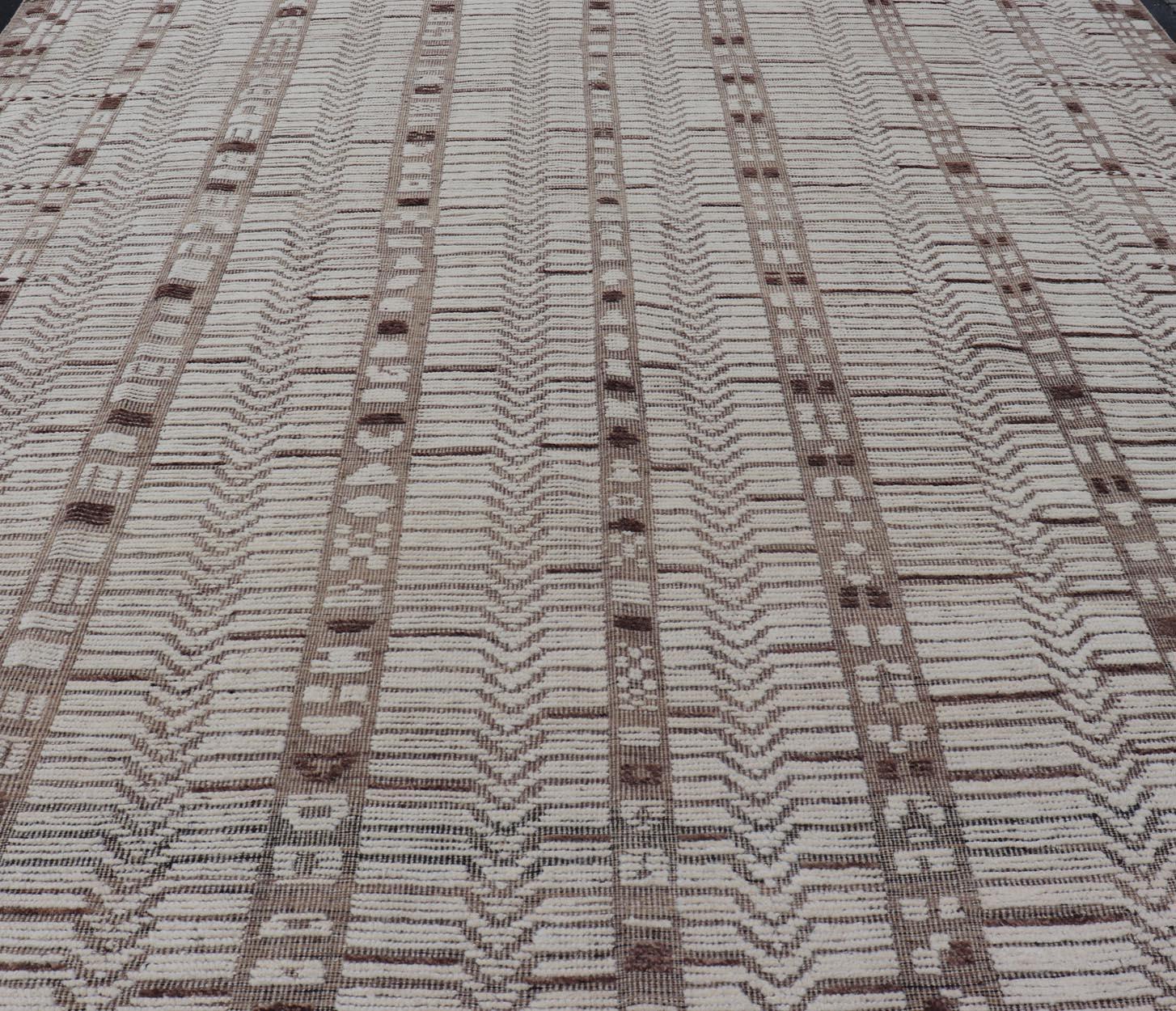 Marokkanischer Stil Moderner lässiger handgeknüpfter Teppich in Creme und Tan mit Textur. Keivan Woven Arts; Teppich AAR-1663, Herkunftsland / Art: Afghanistan / Modern Casual, etwa Anfang des 21. Jahrhunderts.
Maße: 12'1 x 16'0 
Dieser moderne,