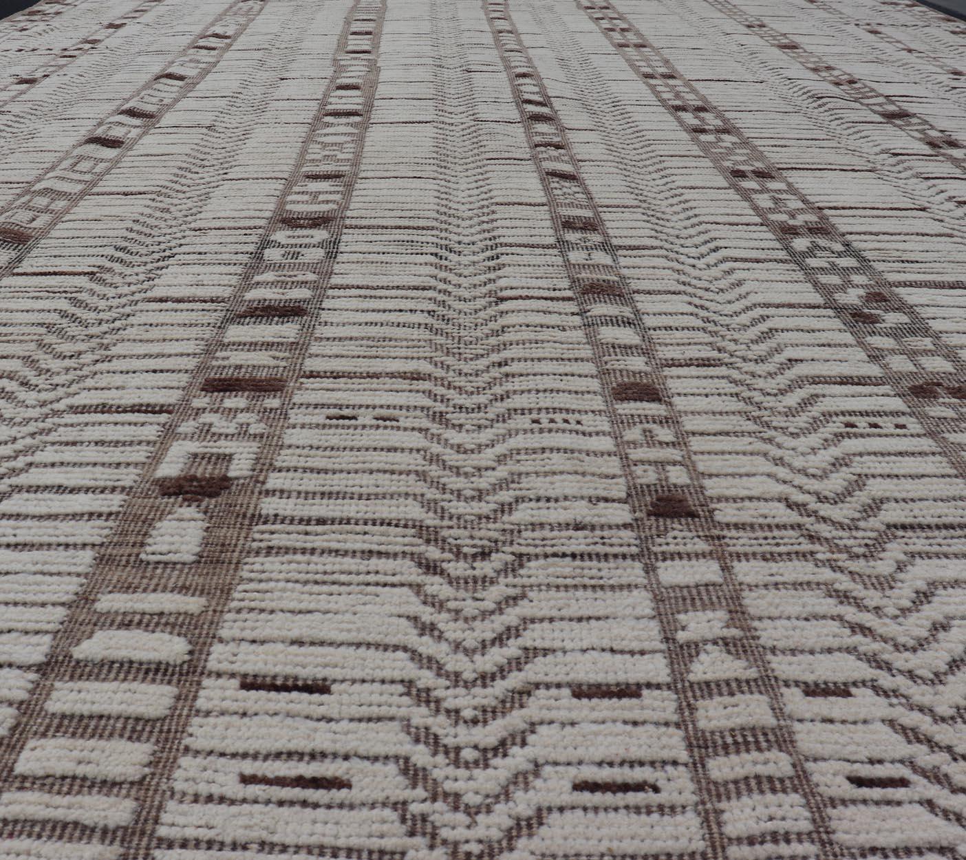 Marokkanischer moderner handgeknüpfter Teppich im marokkanischen Stil in Creme und Hellbraun mit Textur (Moderne) im Angebot