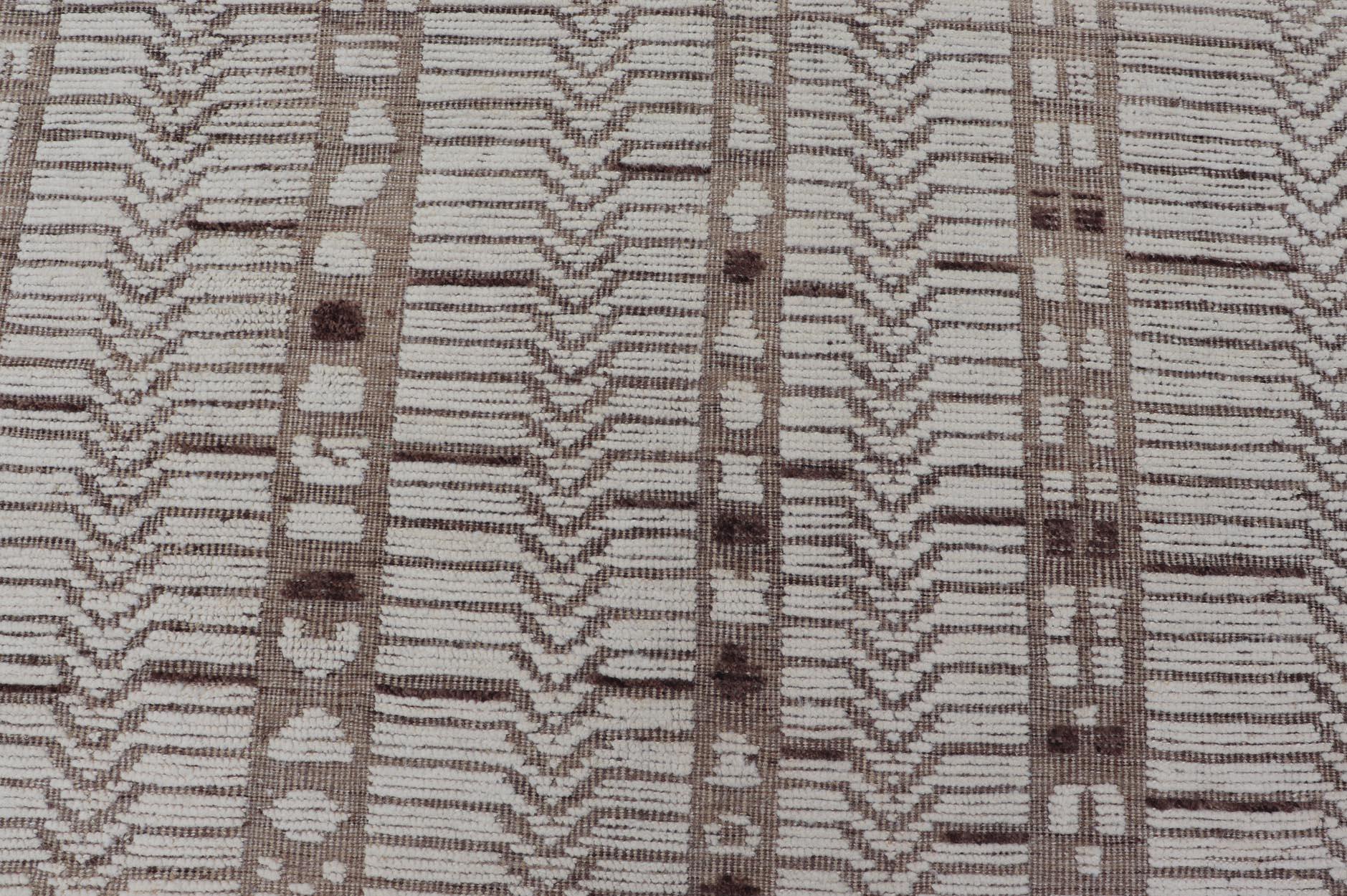Marokkanischer moderner handgeknüpfter Teppich im marokkanischen Stil in Creme und Hellbraun mit Textur (Afghanisch) im Angebot